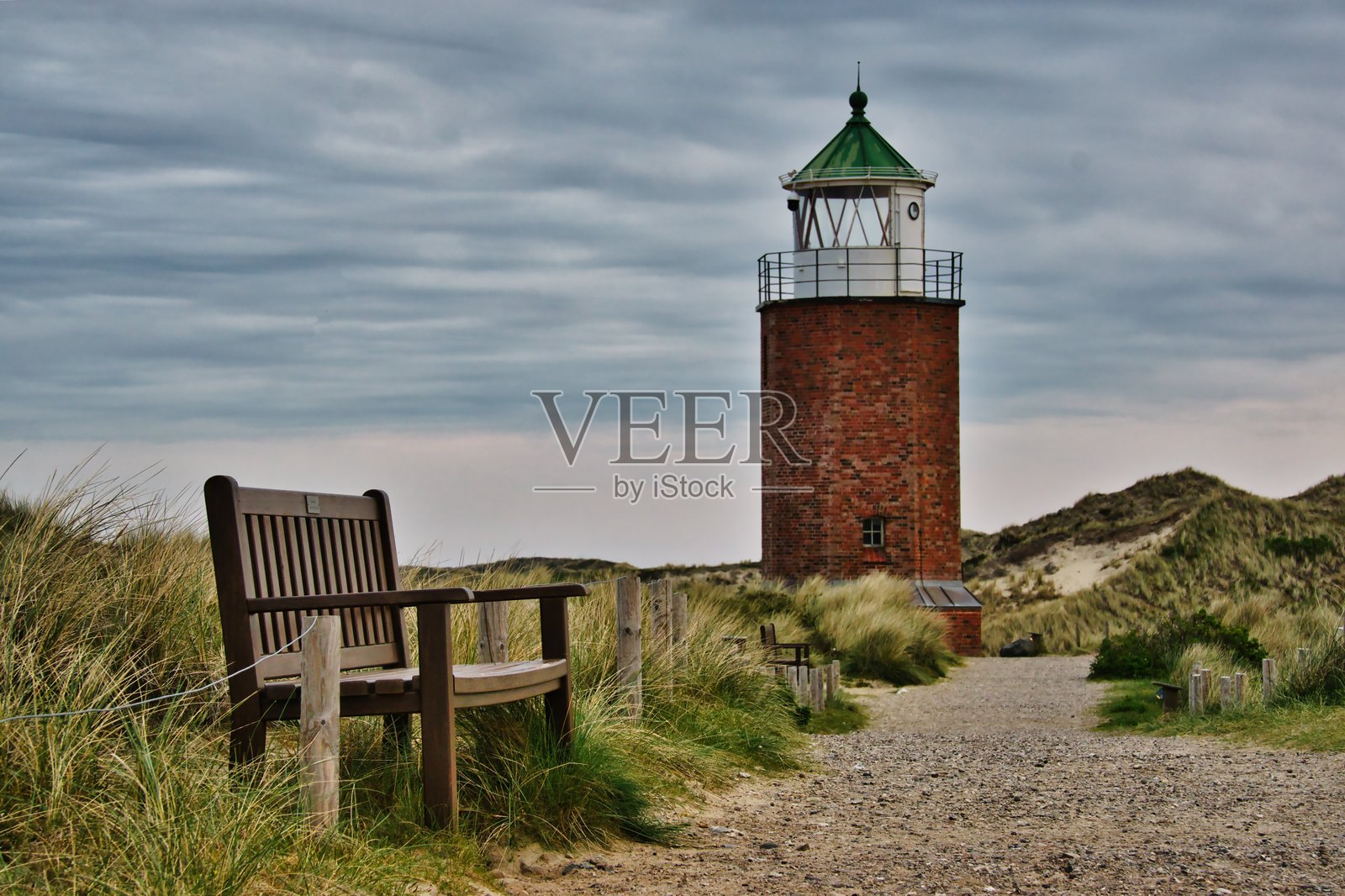 坎彭小灯塔与长椅照片摄影图片