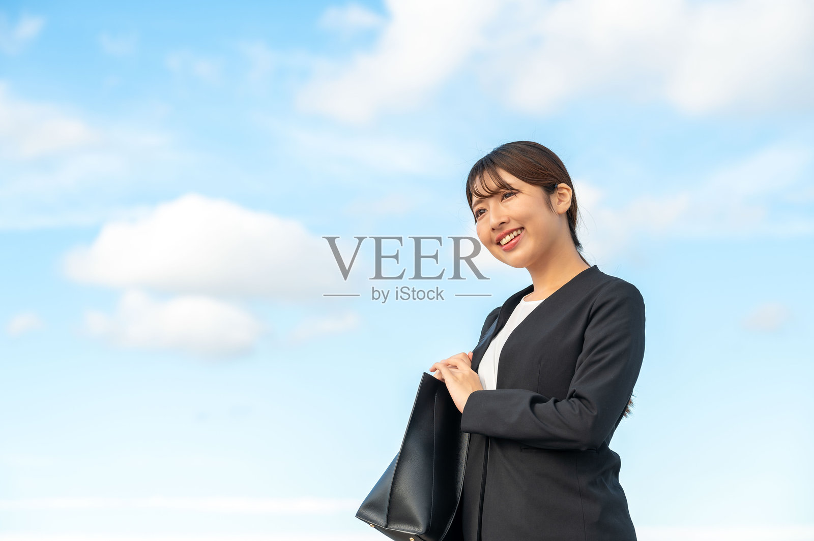 一位日本女性在天空下微笑照片摄影图片