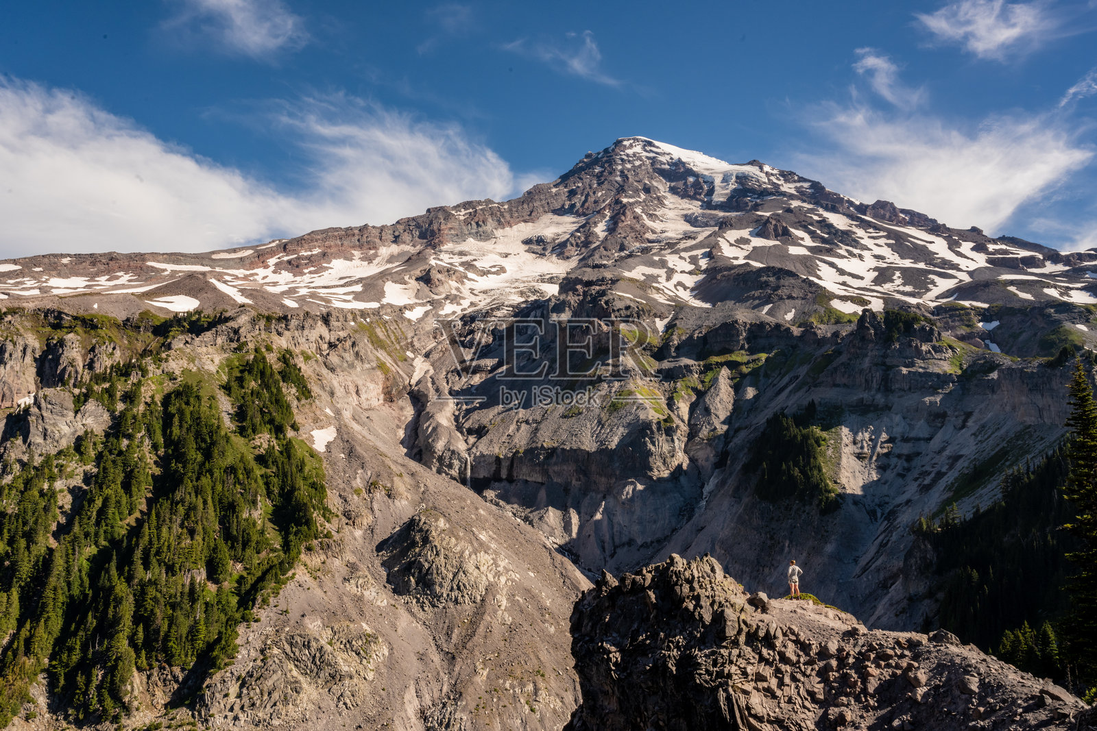 女子站在雷尼尔山下的美特尔角附近照片摄影图片