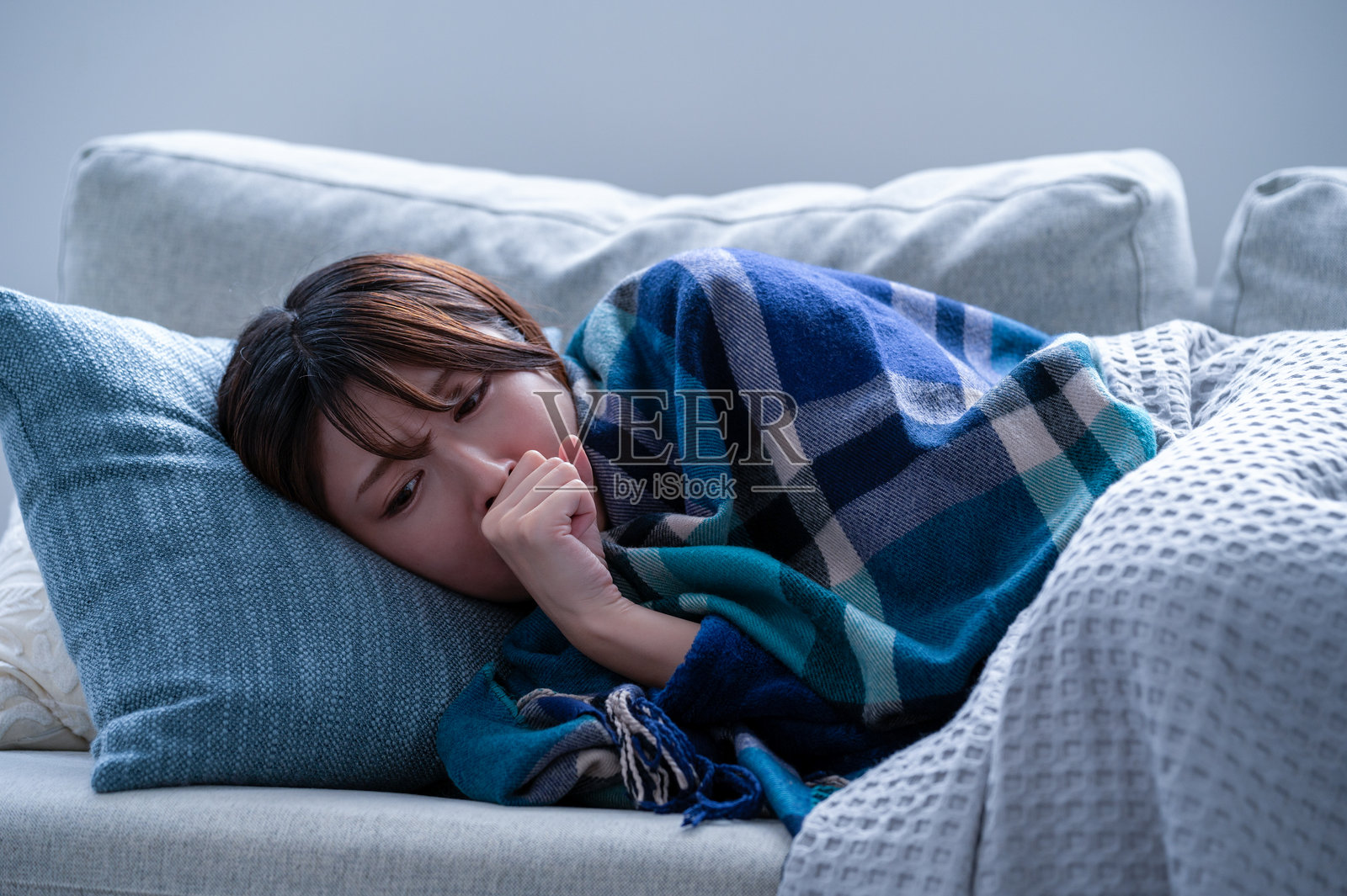 一位因健康不佳而感到寒冷的日本女性照片摄影图片