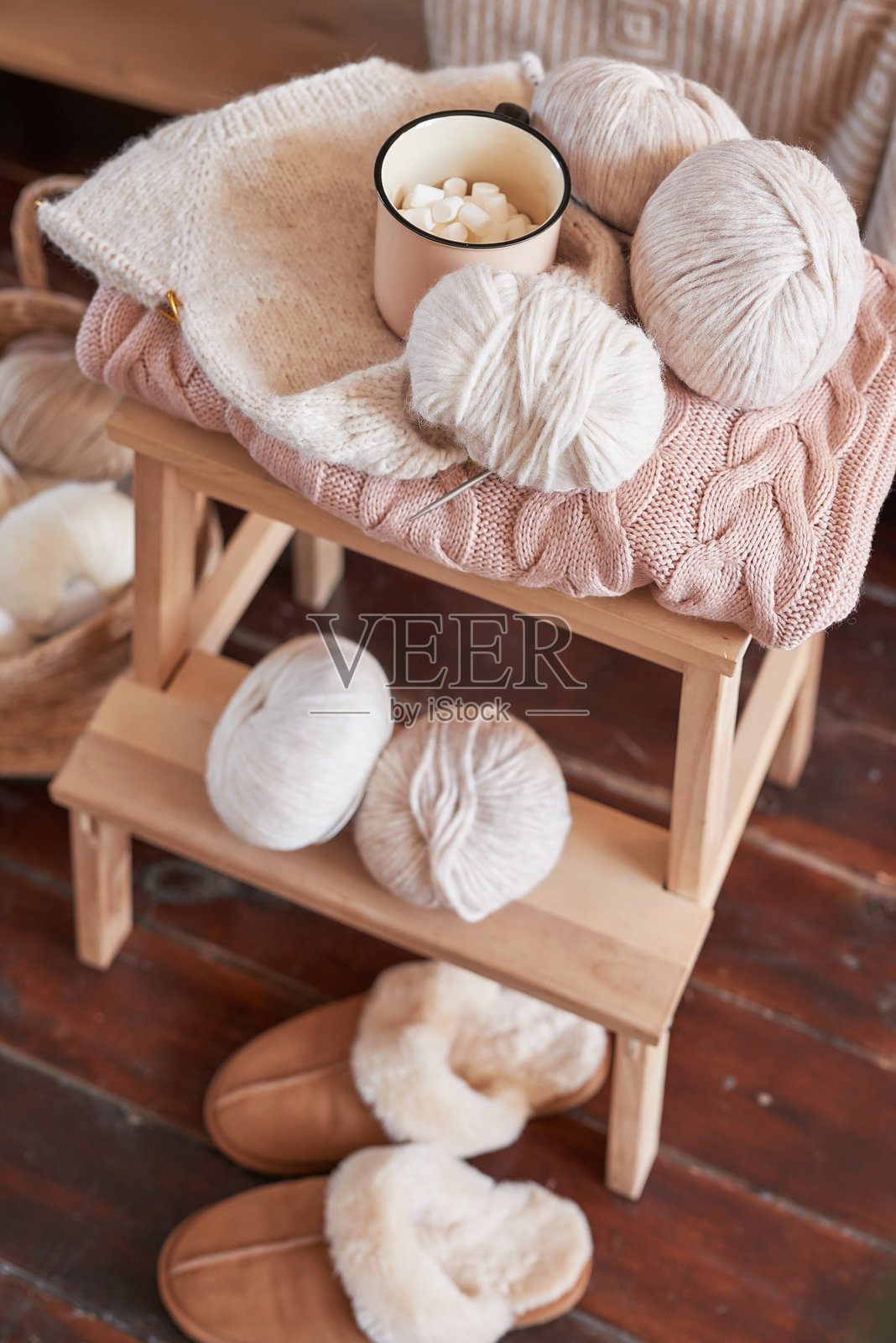 编织儿童服装、毛线和编织配件。针线活和编织。爱好与创意。为孩子们编织。手工制作。圣诞树背景。照片摄影图片