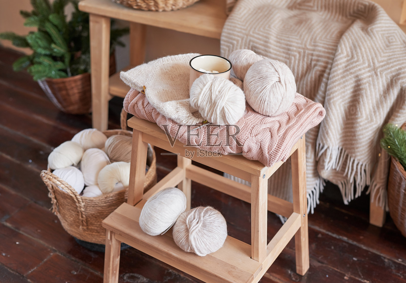 编织儿童服装、毛线和编织配件。针线活和编织。爱好与创意。为孩子们编织。手工制作。圣诞树背景。照片摄影图片