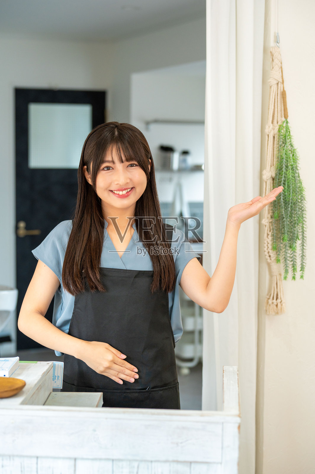 在接待处接待的女性工作人员照片摄影图片