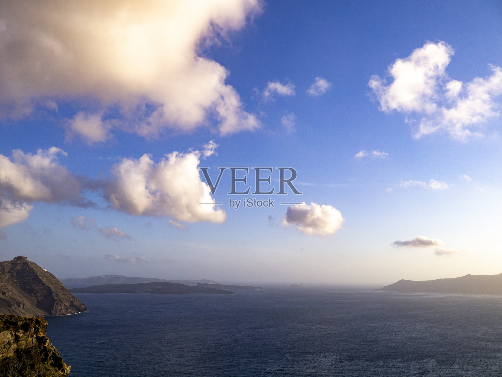 从菲拉到伊亚徒步旅行中俯瞰的提拉和海洋景色。照片摄影图片