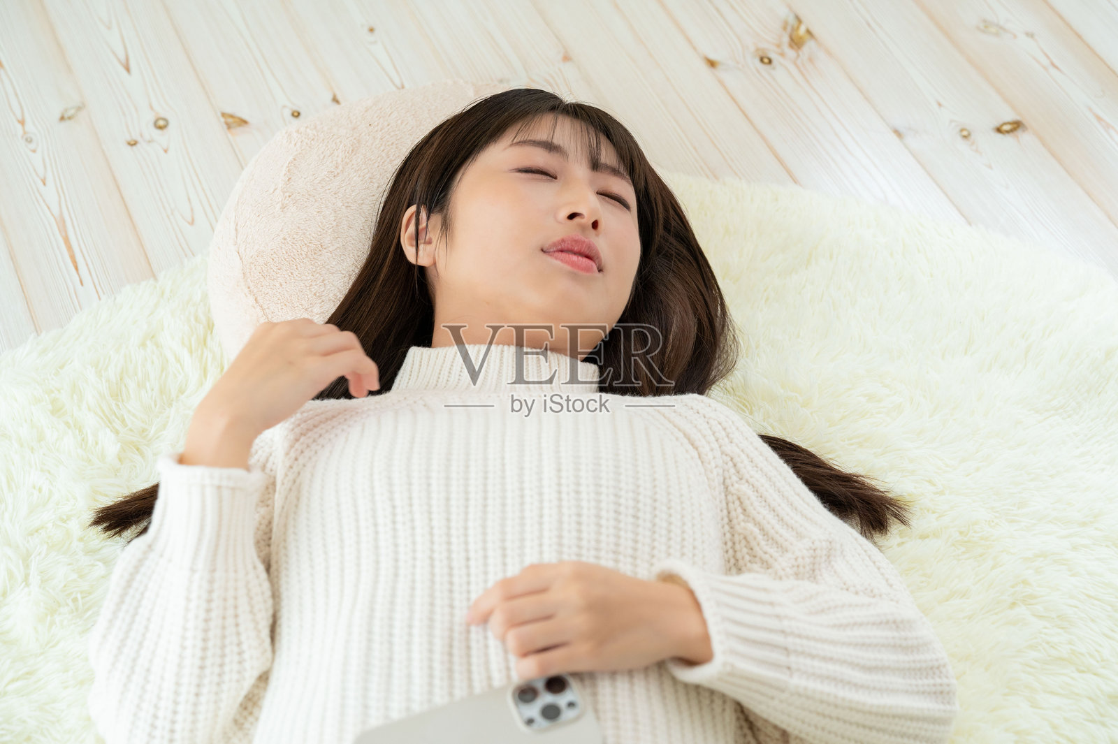 一个日本女性仰卧睡觉照片摄影图片