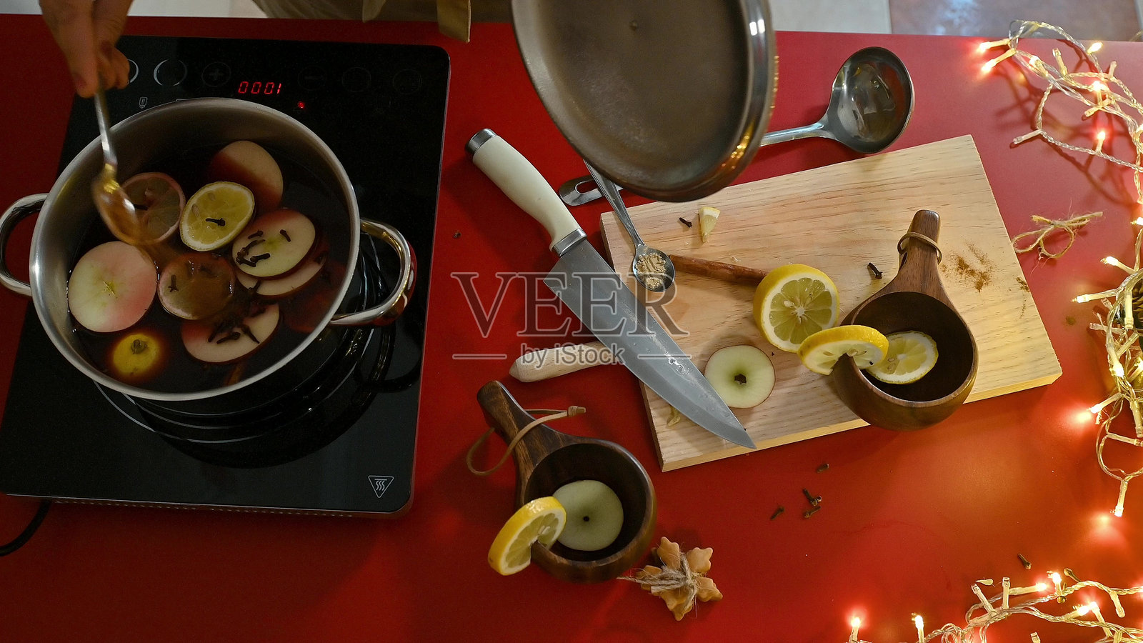 为节日庆祝准备热香料水果葡萄酒照片摄影图片