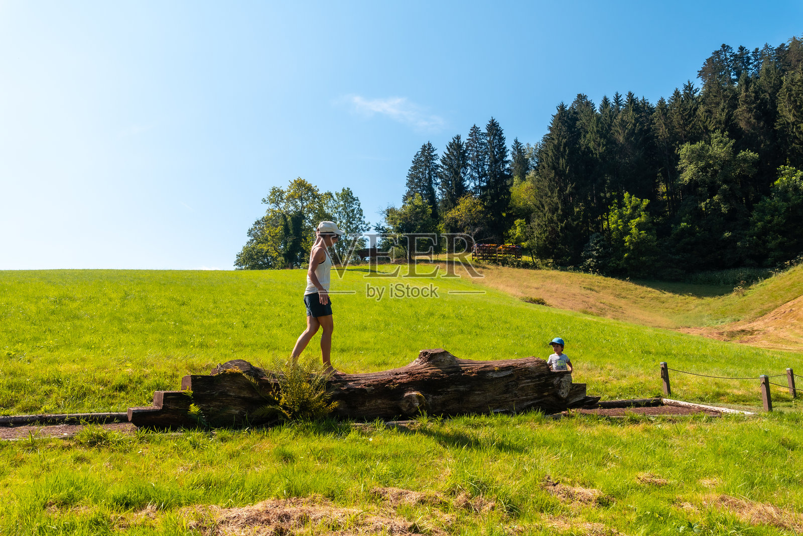 母亲和儿子在德国黑森林的感官公园散步，享受大自然和感官体验。照片摄影图片