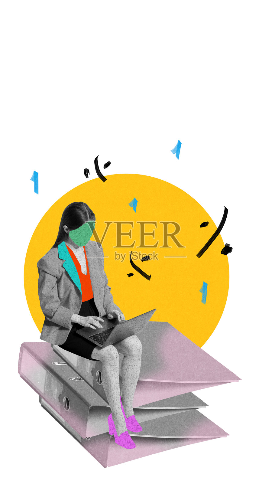 女商人坐在堆叠的文件夹上，手边有笔记本电脑，周围漂浮着数字，象征着有序的会计和财务管理。照片摄影图片