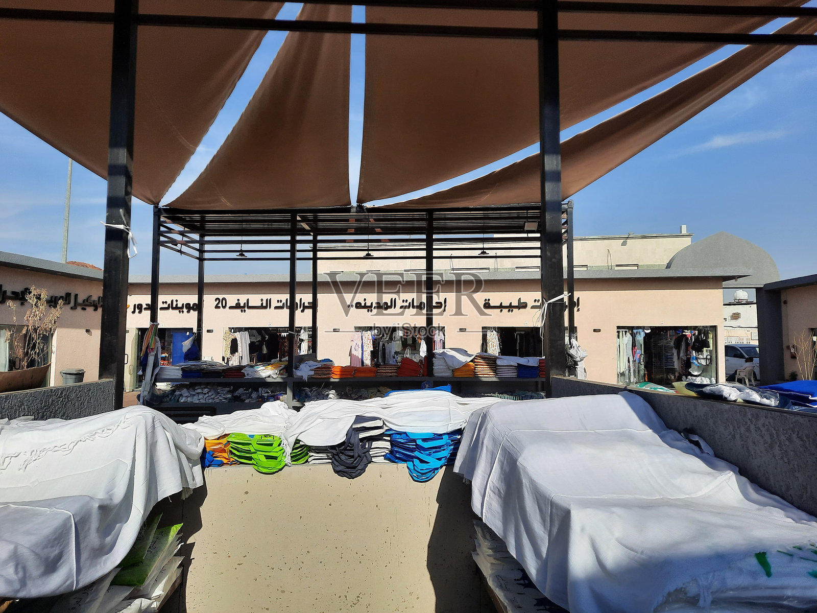 米卡特清真寺前出售宗教用品的商店美丽景观。照片摄影图片