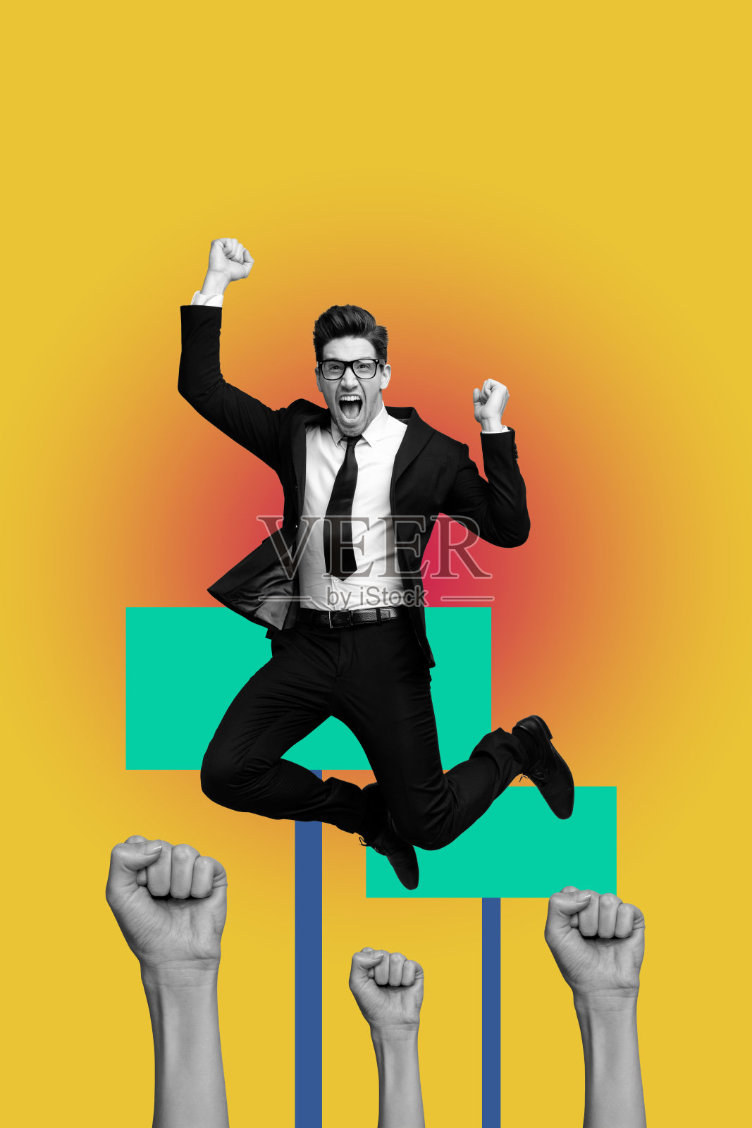 垂直拼贴创意海报，黑白滤镜，喧闹的霸气年轻男子跳跃尖叫，举起拳头，双手高举，红橙色背景照片摄影图片