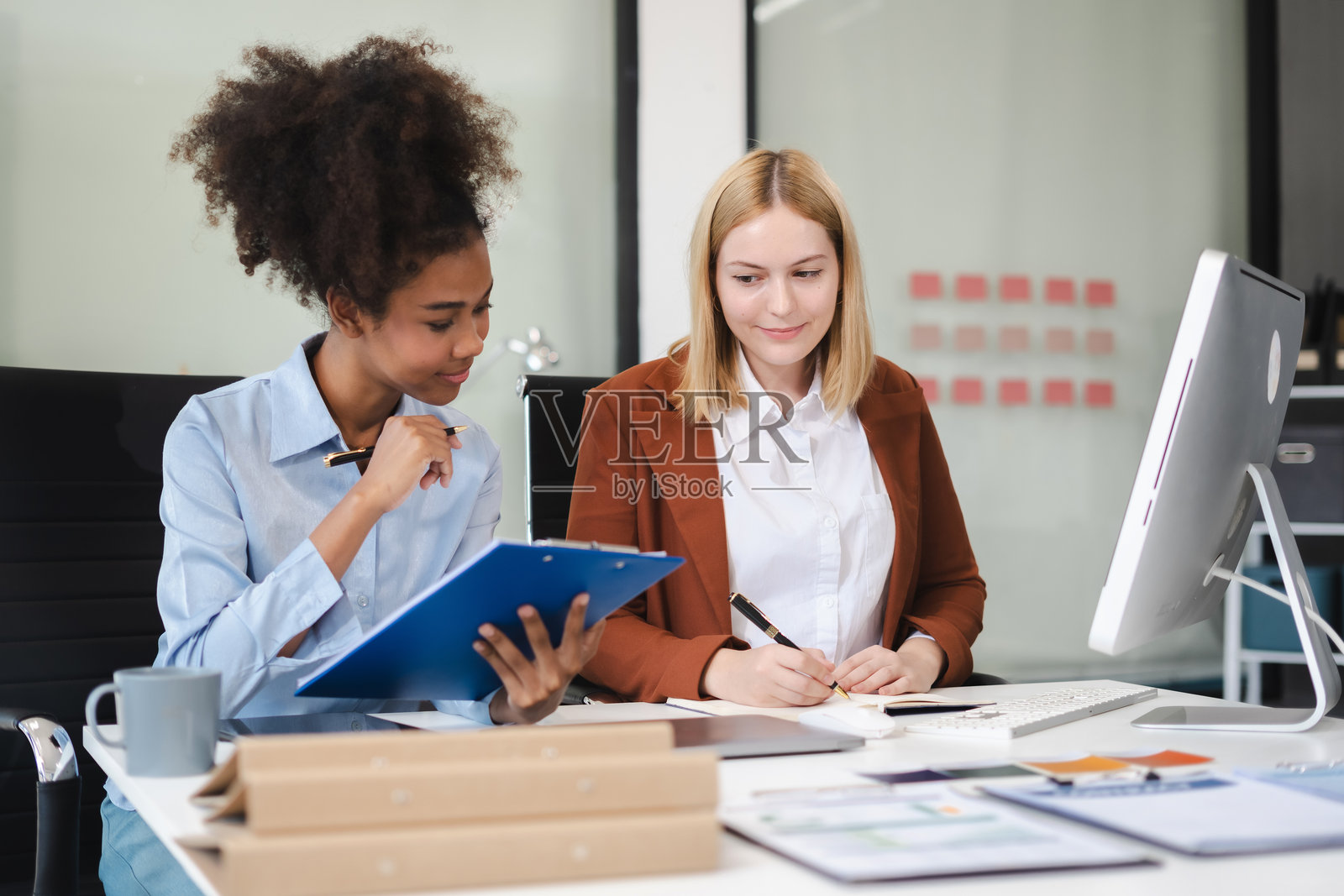 多元化的专业人士在项目分析中合作，使用财务图表。战略团队合作和洞察力推动公司的增长与成功。照片摄影图片