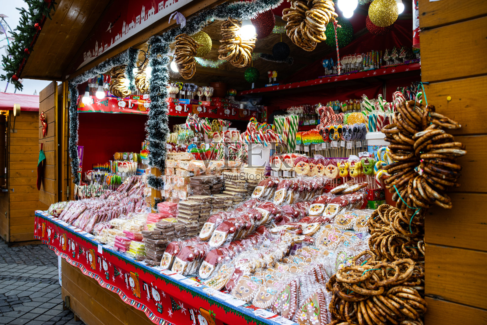 自制的圣诞甜点。罗马尼亚锡比乌圣诞市场上出售的巧克力、姜饼和糖果手杖。照片摄影图片