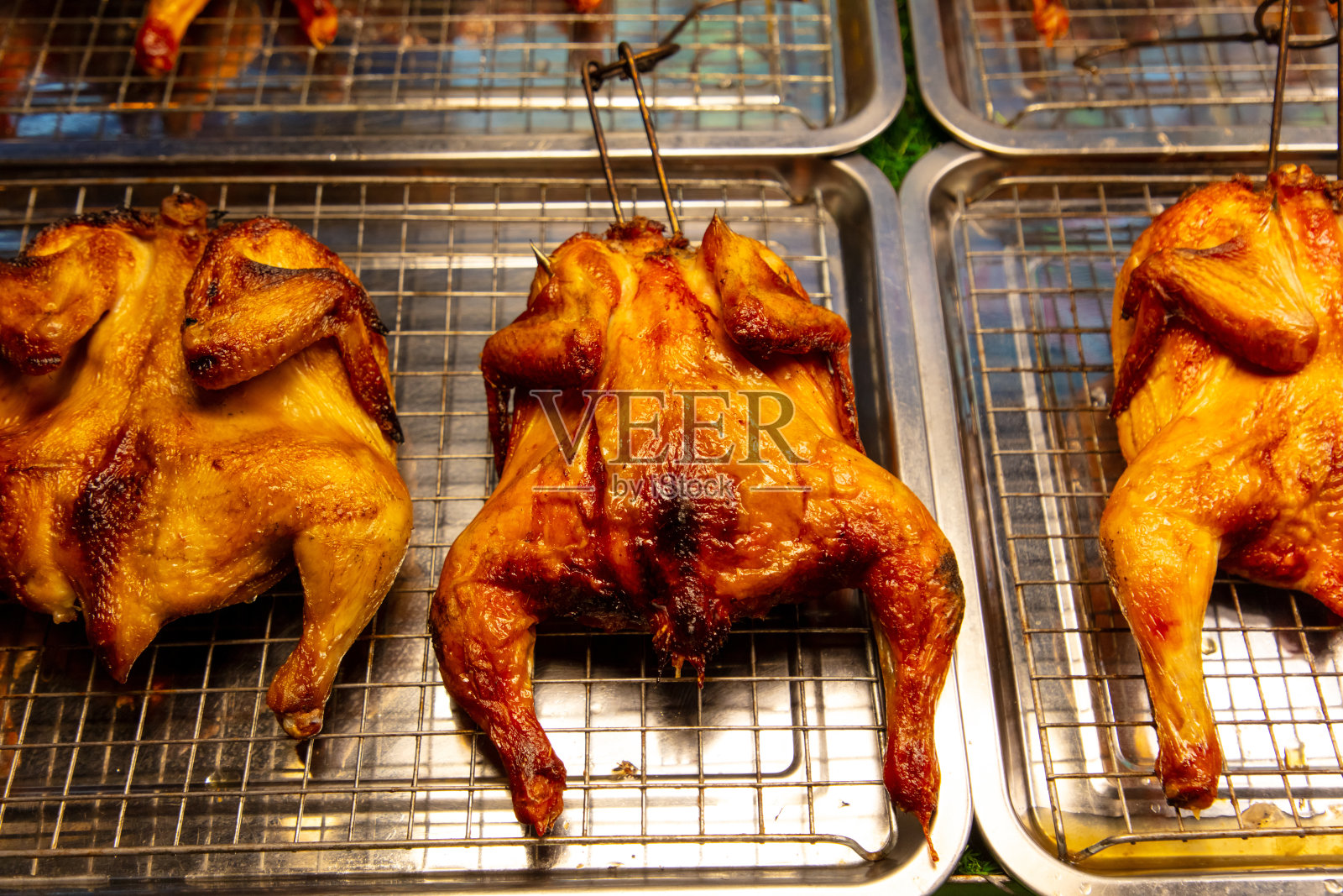 烤架上的炸鸡腿照片摄影图片