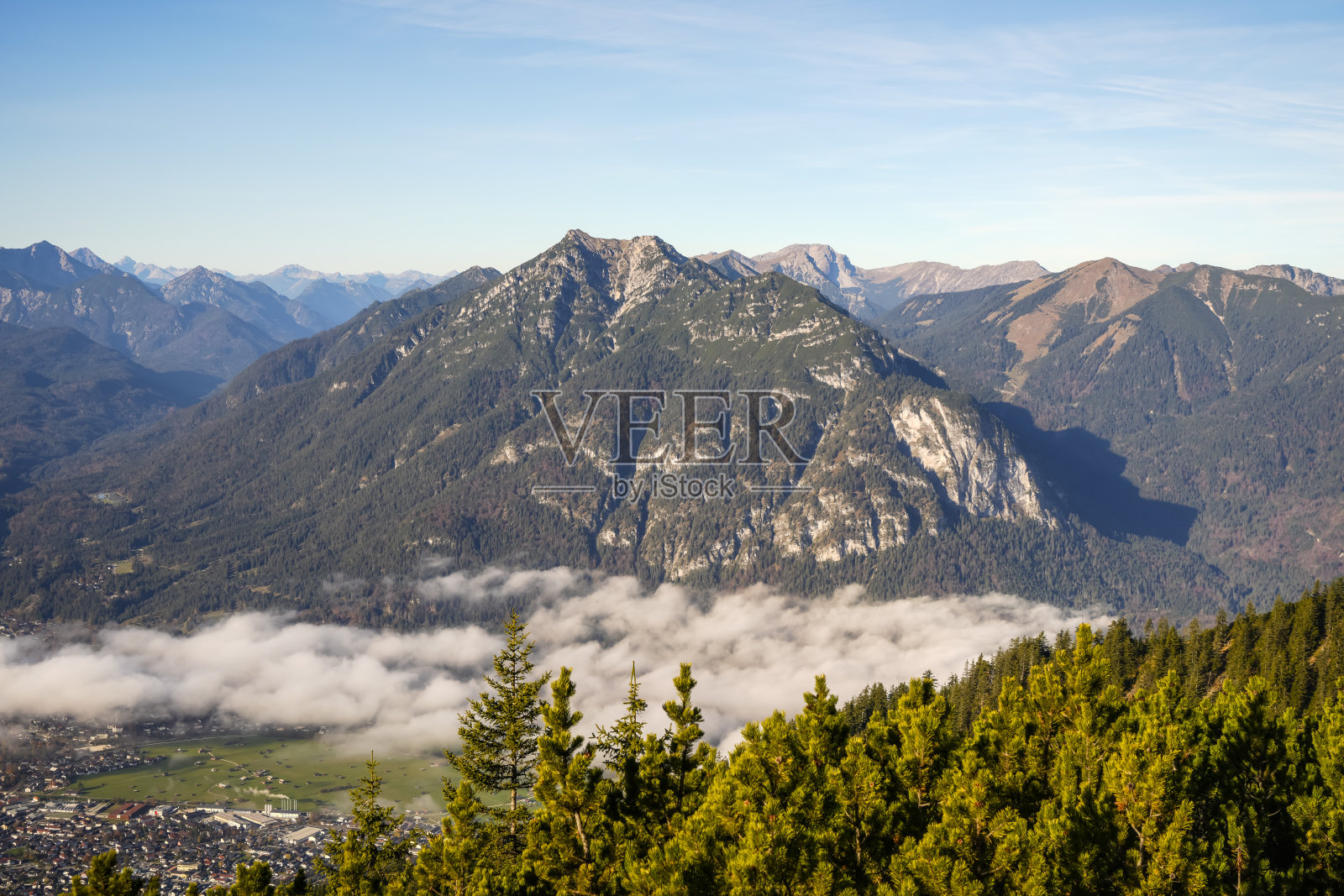 巴伐利亚加米施-帕滕基兴周围的德国阿尔卑斯山秋季风景照片摄影图片