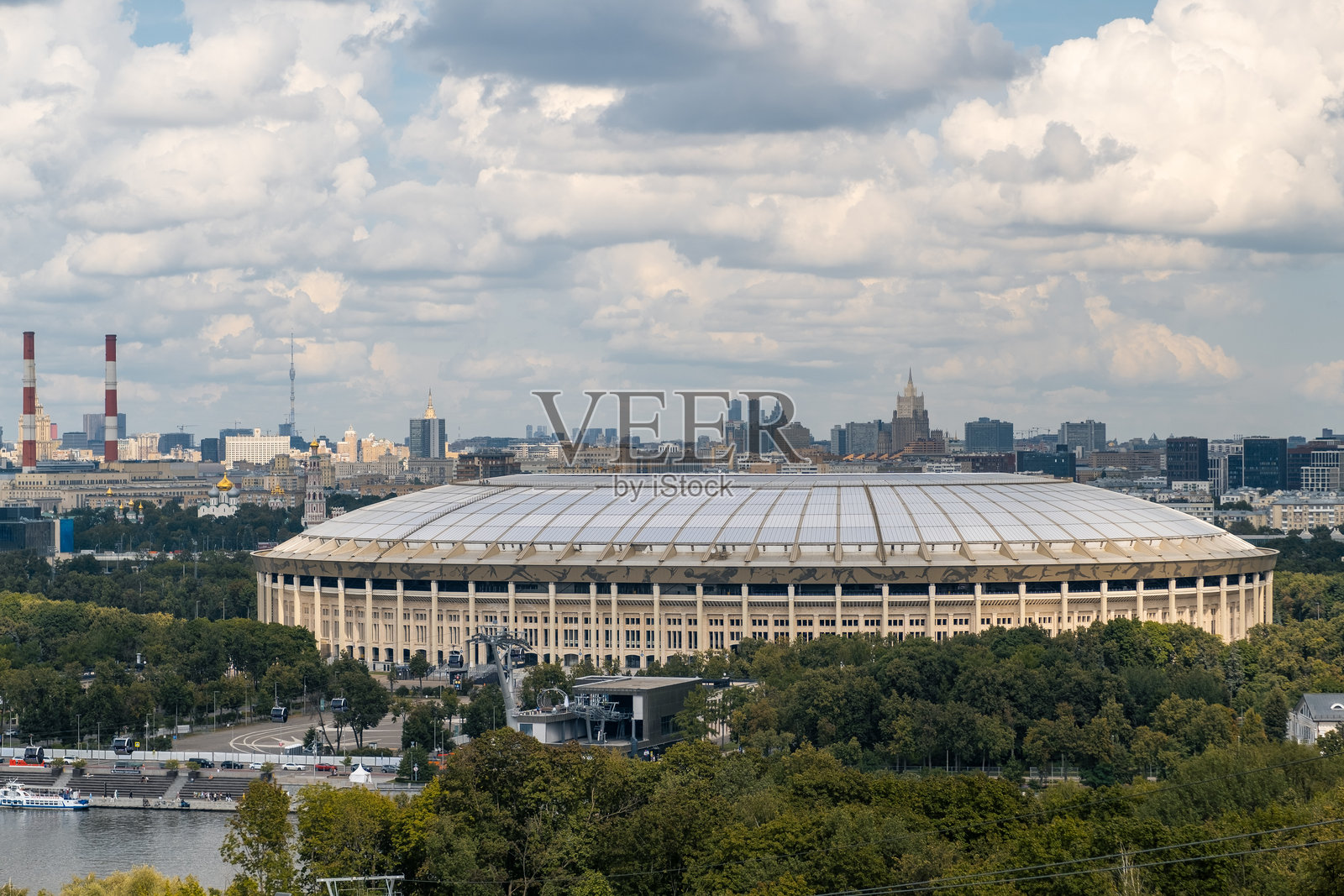 卢日尼基公园展示了其宽敞的绿地和标志性的体育场，在阴云密布的天空下。照片摄影图片