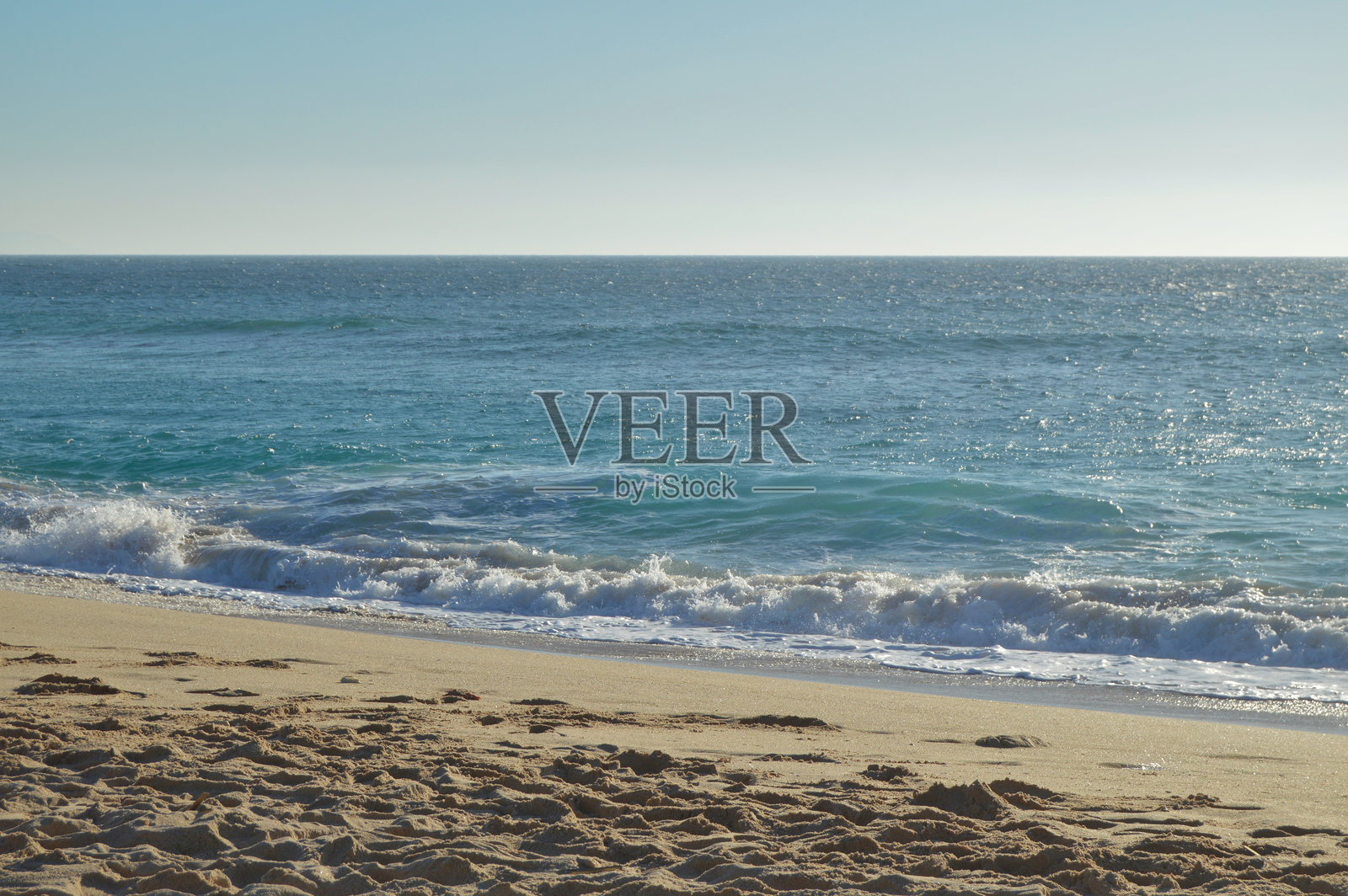 海滩岸边的碧绿色海水照片摄影图片