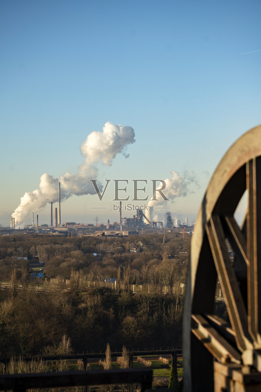 鲁尔地区的乡村与傍晚的工业景观照片摄影图片