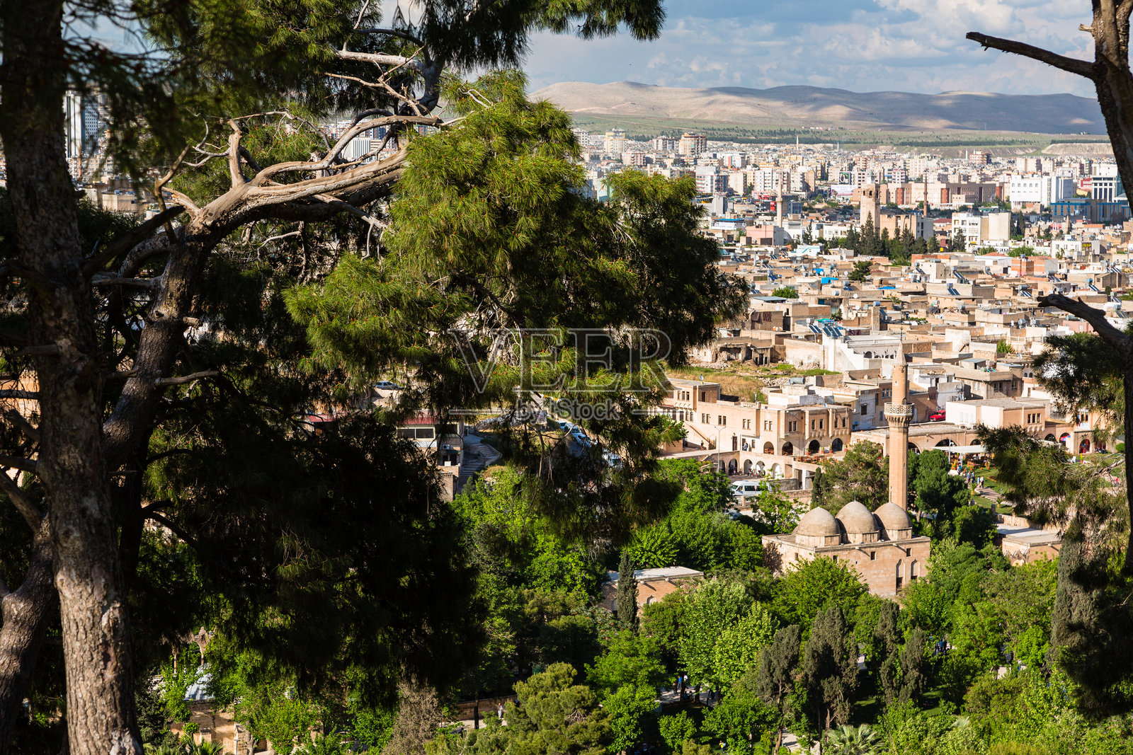 从土耳其尚勒乌法城堡山丘上看到的城市风景照片摄影图片