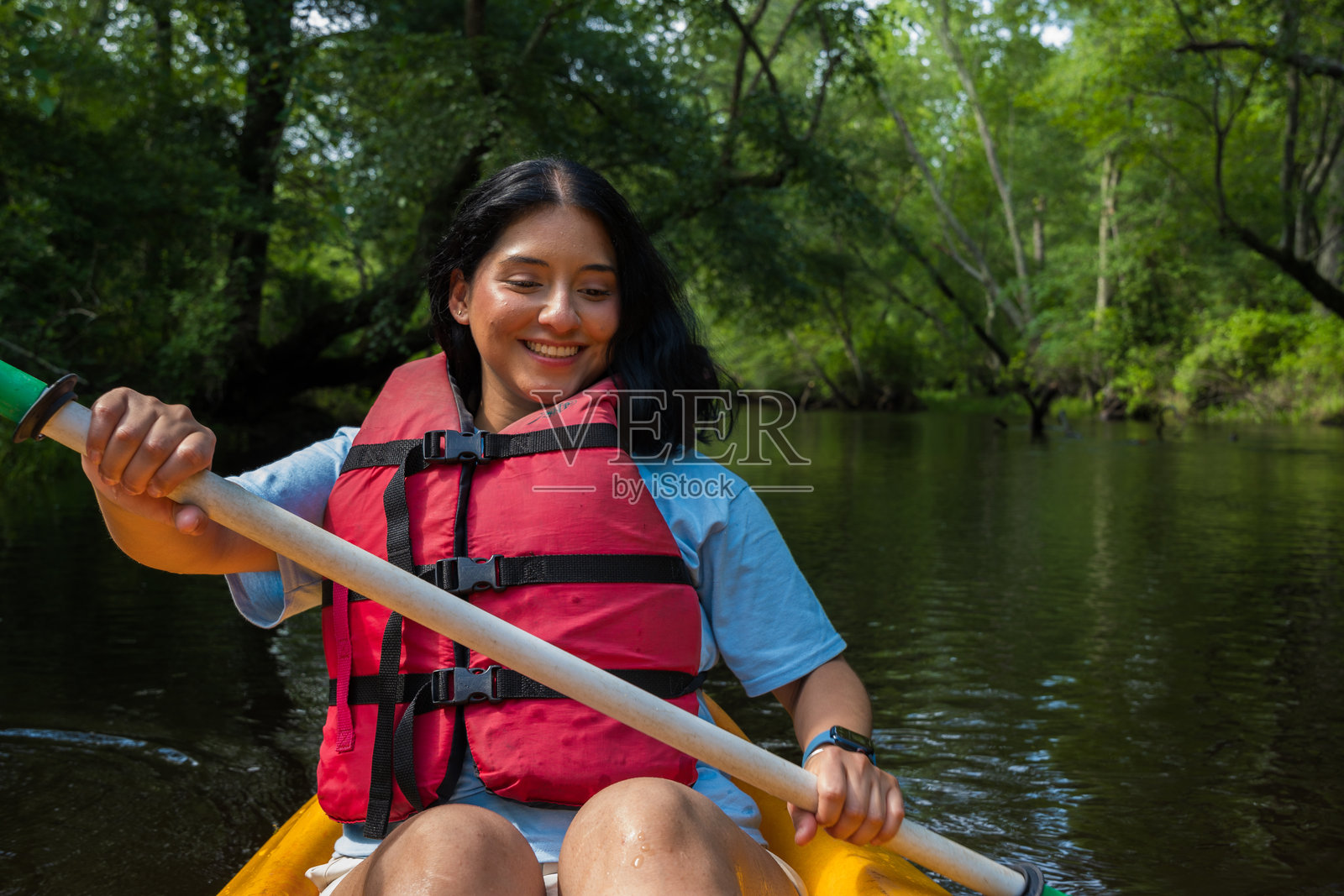 微笑的拉丁裔美少女在新泽西河上划船照片摄影图片