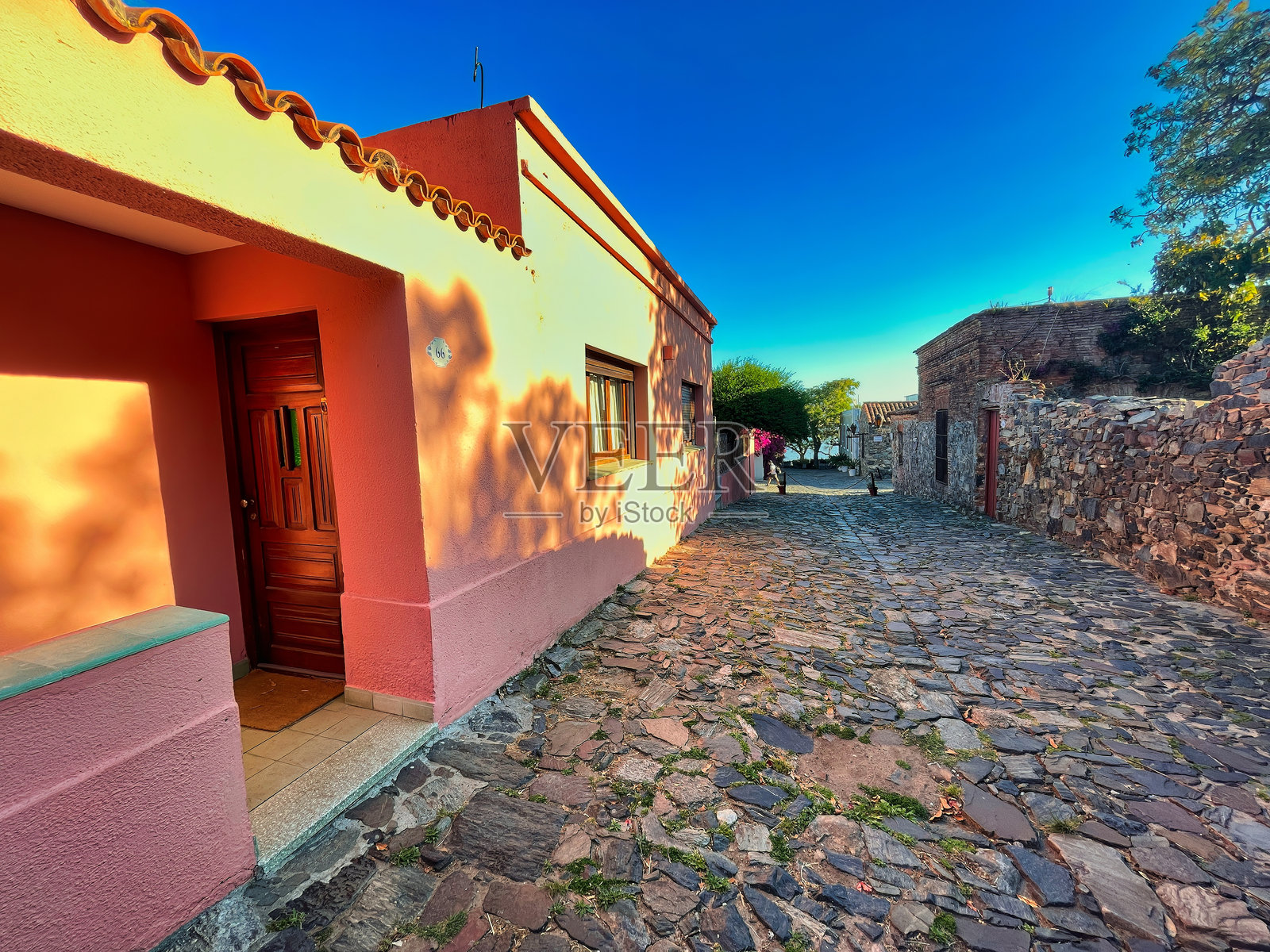 西班牙殖民建筑的木质入口门照片摄影图片