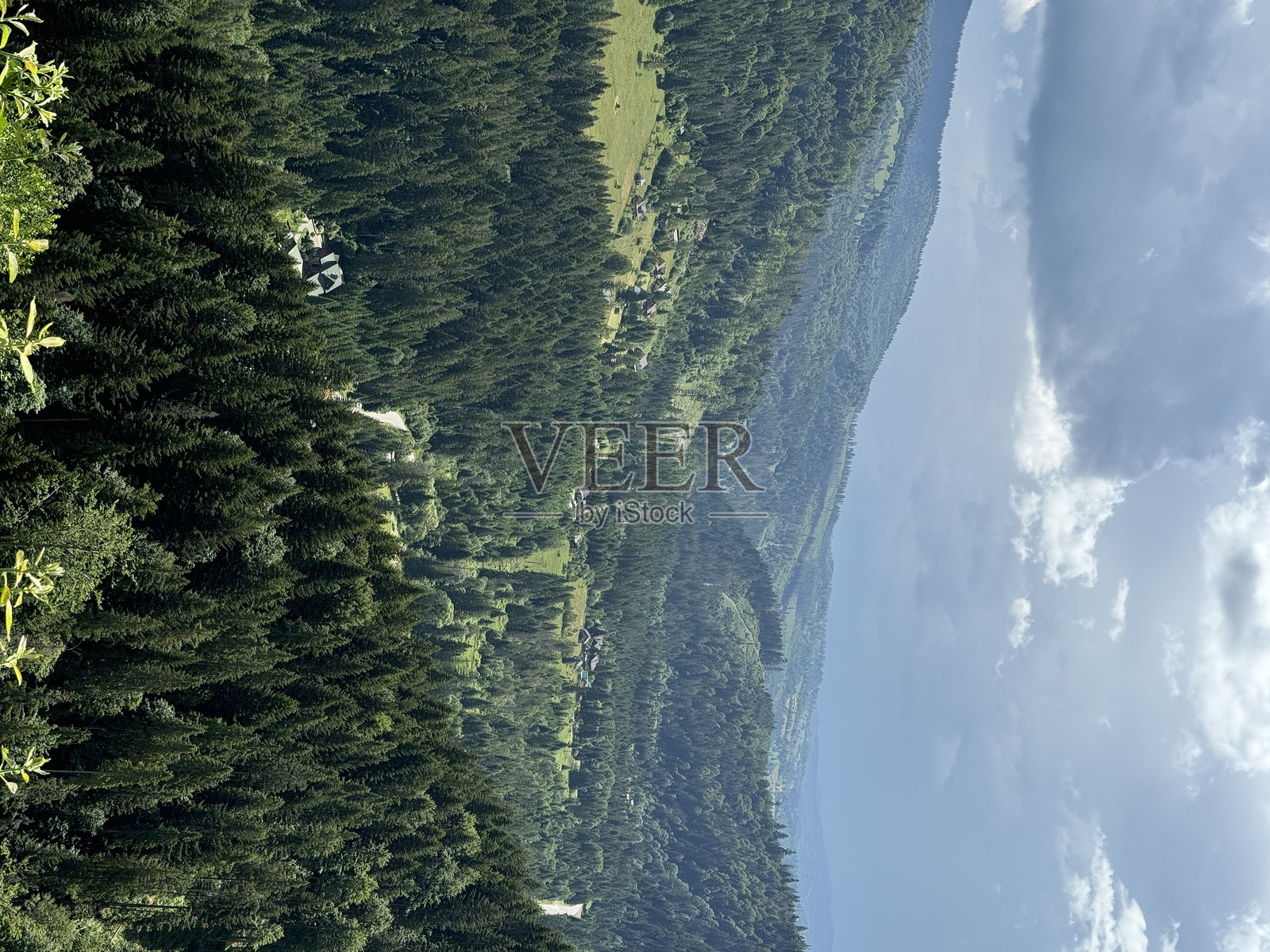 乌克兰斯拉夫斯克的利沃夫山脉与绿色天空照片摄影图片