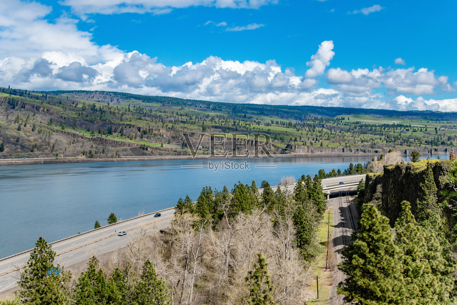 俄勒冈州莫西尔的哥伦比亚河峡谷沿公路照片摄影图片