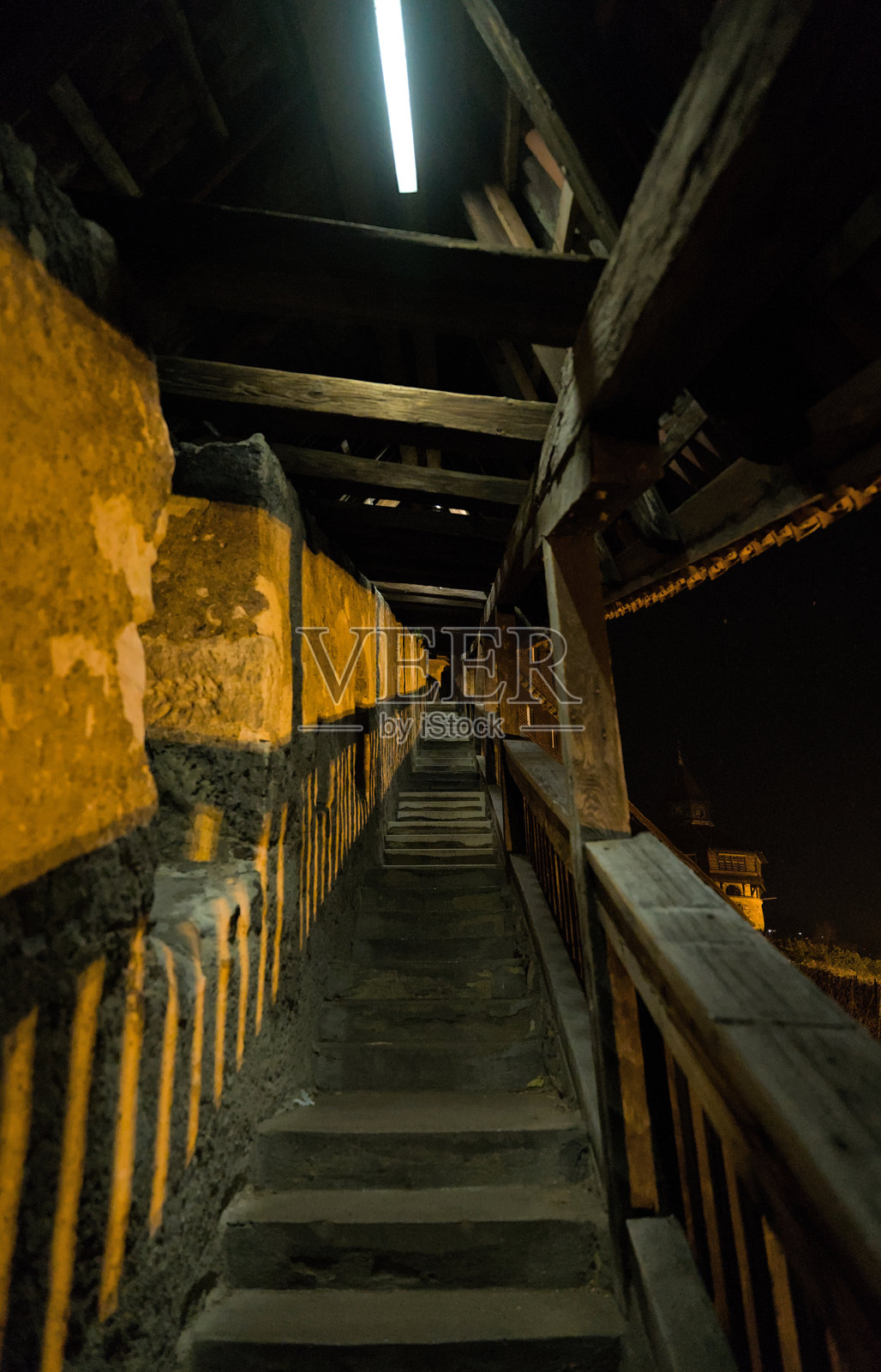 夜间的历史悠久的有顶楼梯照片摄影图片