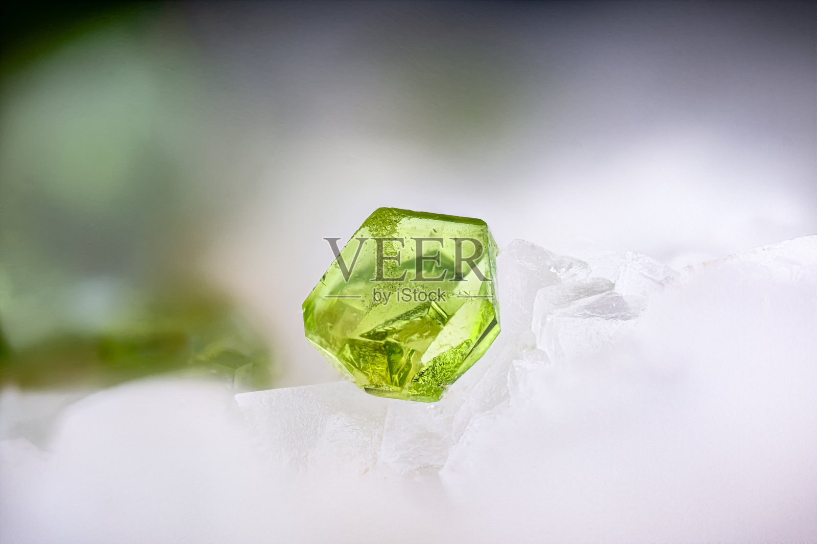 绿铬榴石（绿安石榴石）与石英一起照片摄影图片