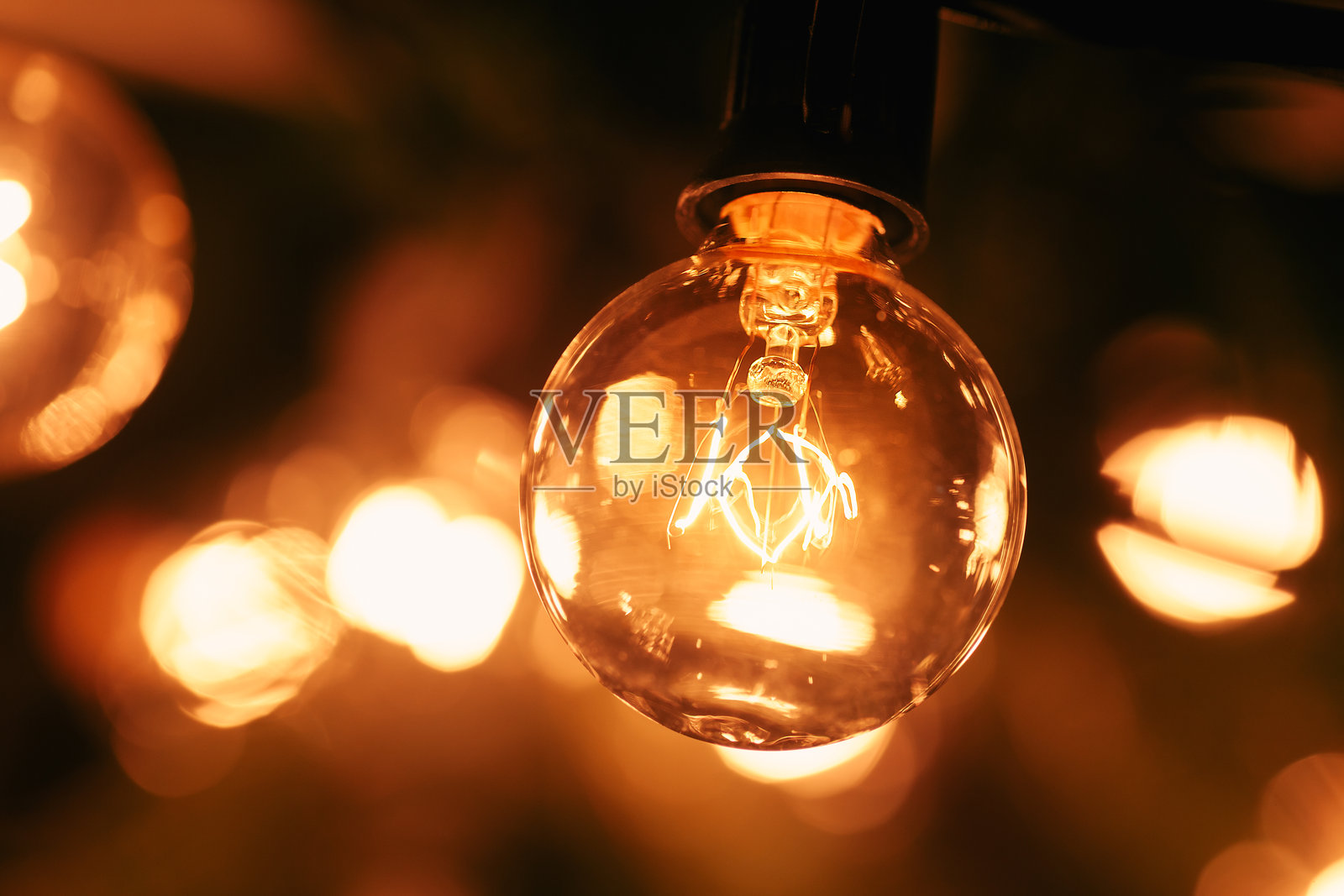 复古风格的电灯串白炽灯泡特写镜头照片摄影图片