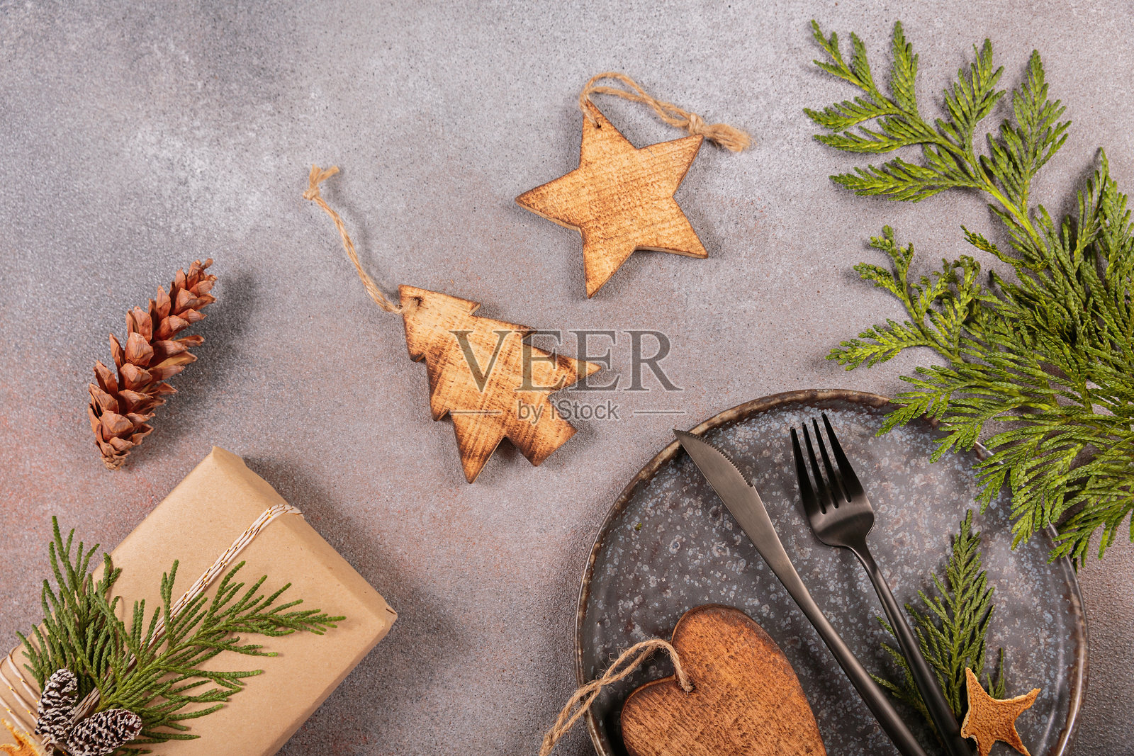 冬季假期的餐桌布置与圣诞装饰照片摄影图片