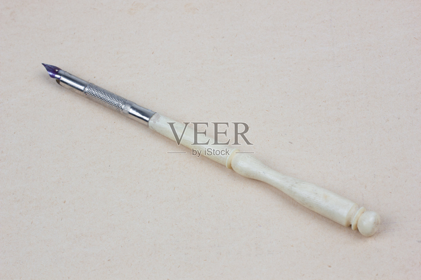 复古钢笔与纸张背景照片摄影图片