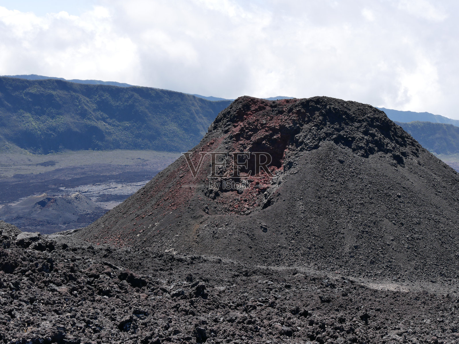 在前往法国留尼汪的dolomieu火山口的路上的欧洲锥照片摄影图片