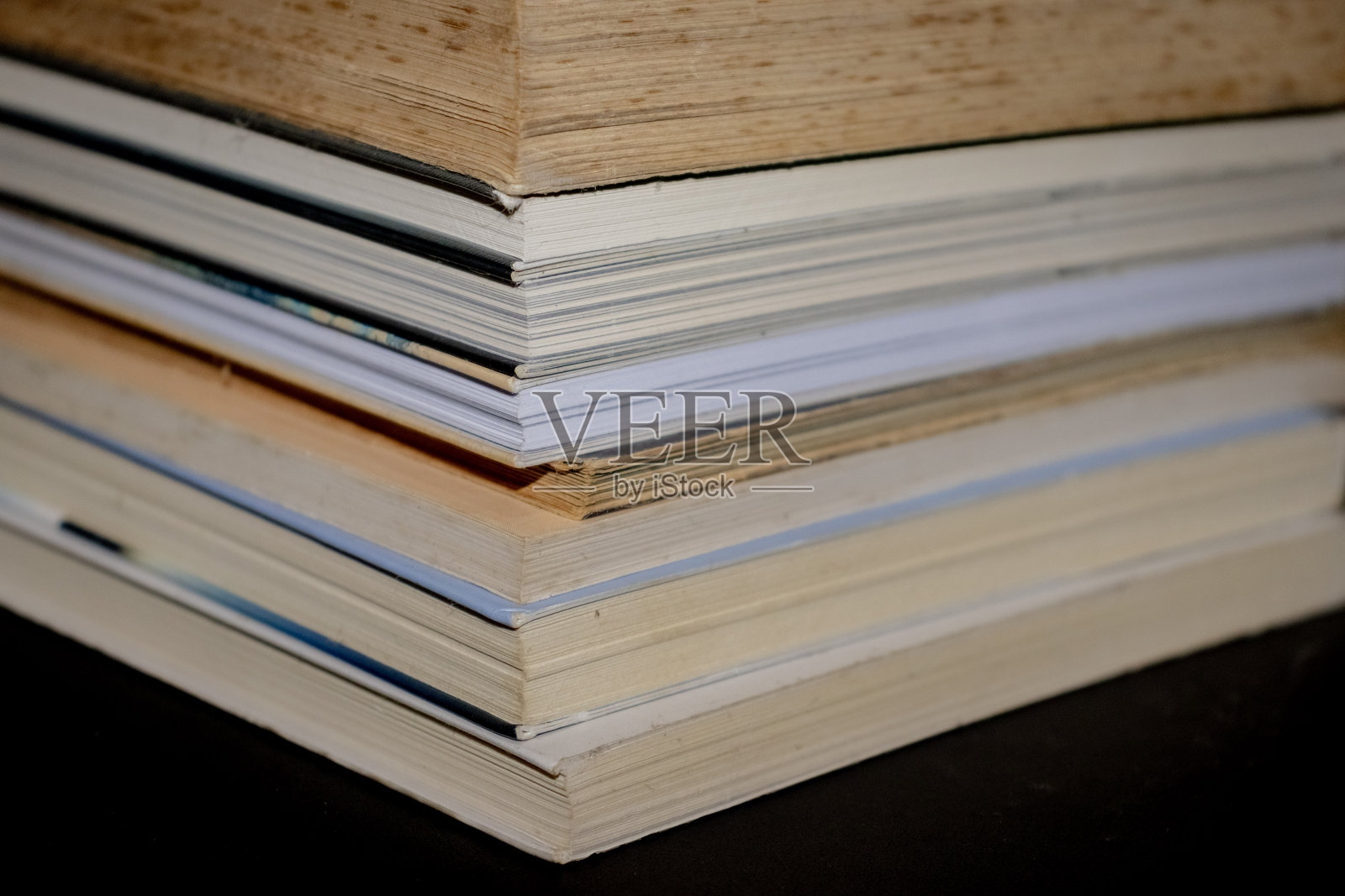 一堆书籍照片摄影图片