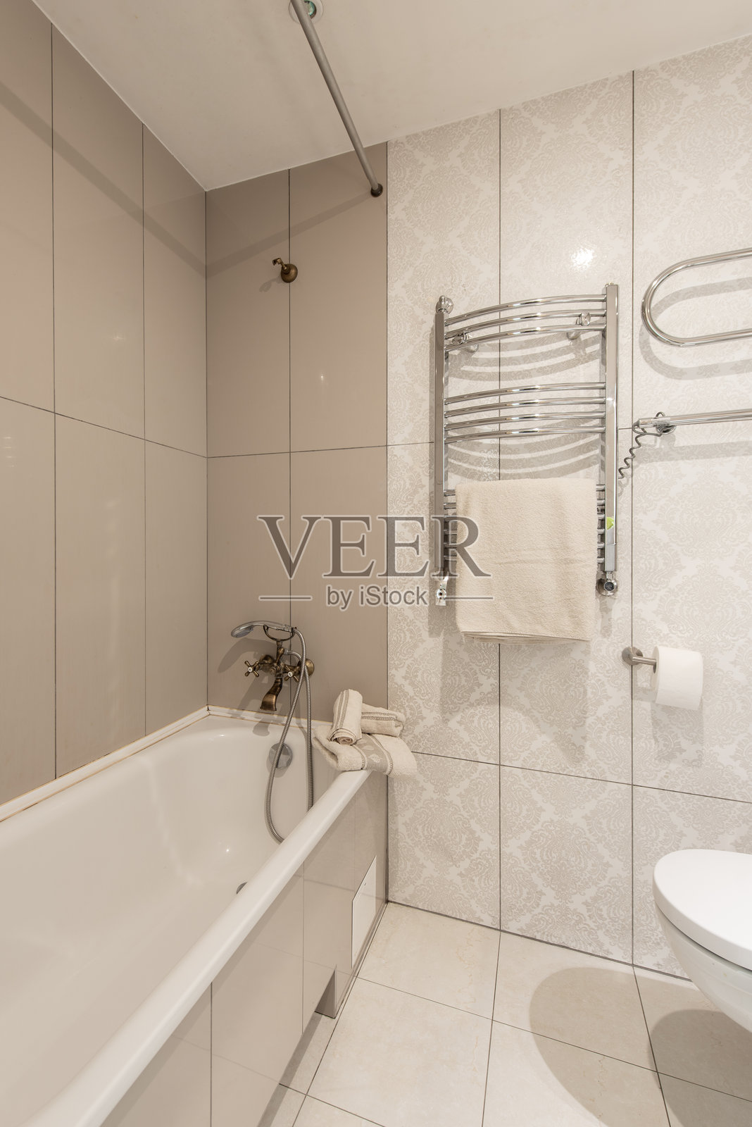 明亮优雅的复古经典风格家居浴室室内设计，配有白色洗手盆、LED灯、淋浴区、暖气、瓷砖地板和墙壁。照片摄影图片