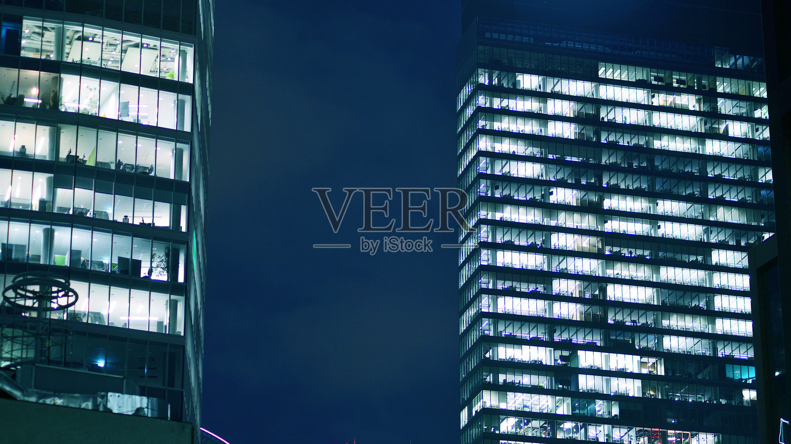 夜间建筑，玻璃幕墙的摩天大楼。照片摄影图片