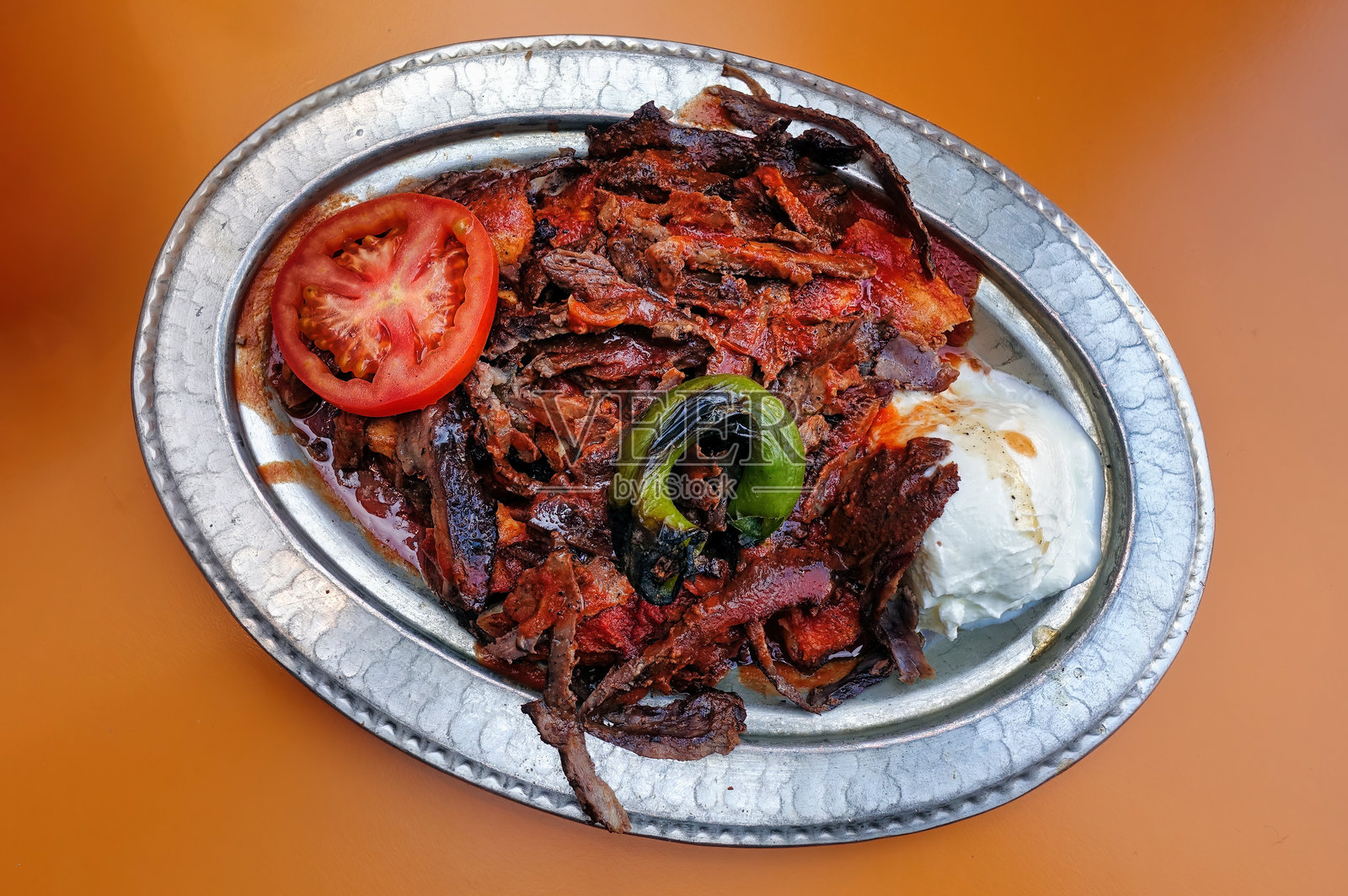 著名的土耳其传统美食烤肉卷配酸奶和番茄酱照片摄影图片