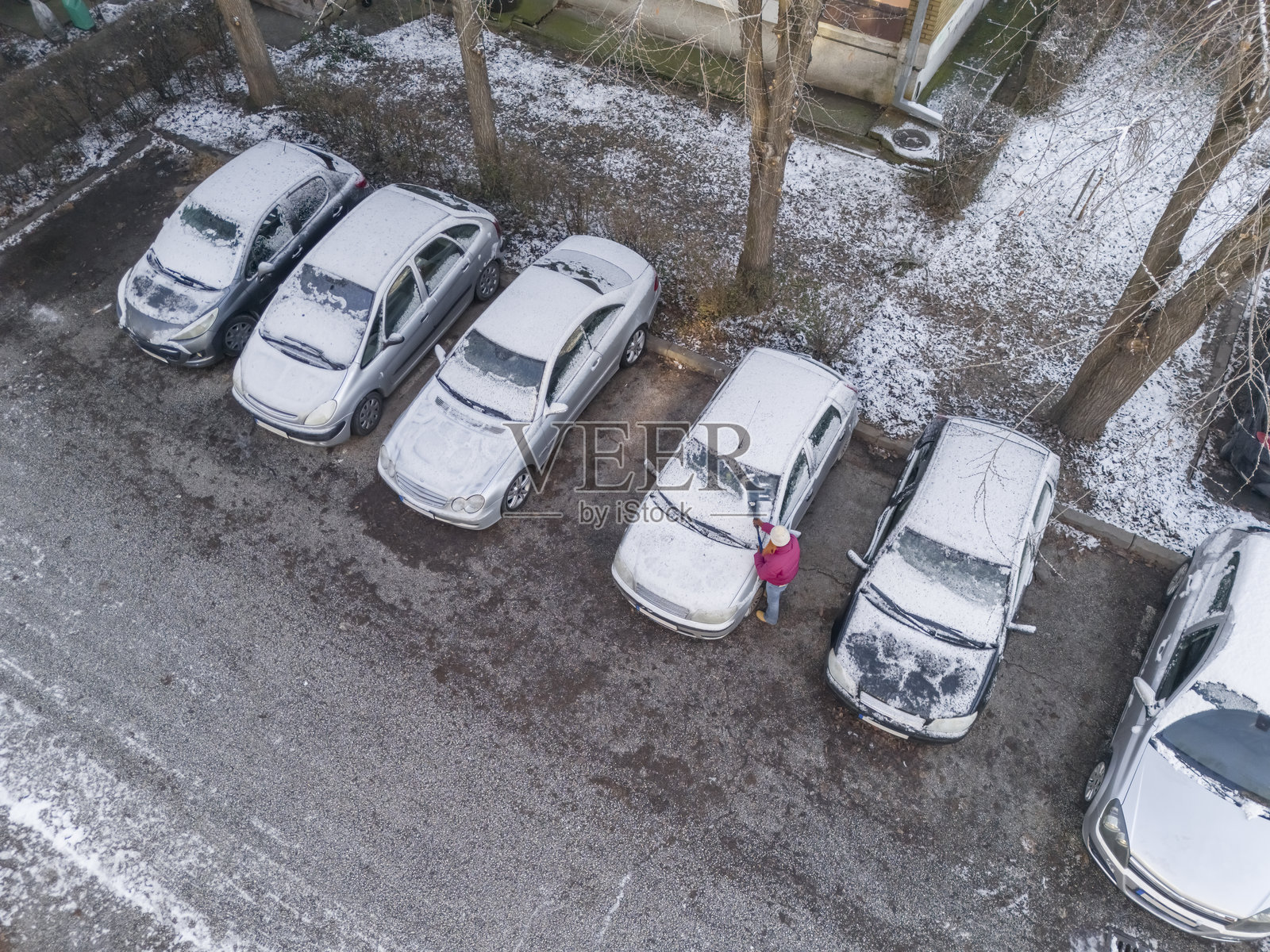 在停车场清除汽车上的雪照片摄影图片