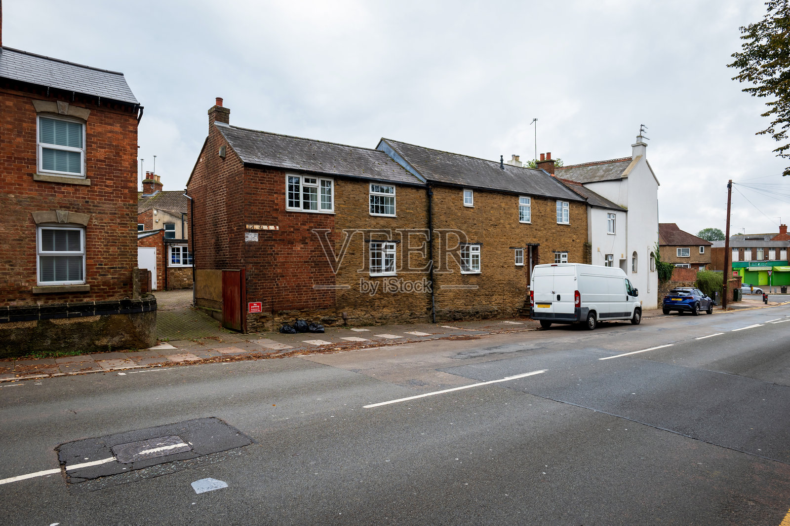 英国家庭住宅区内的传统独立住宅照片摄影图片