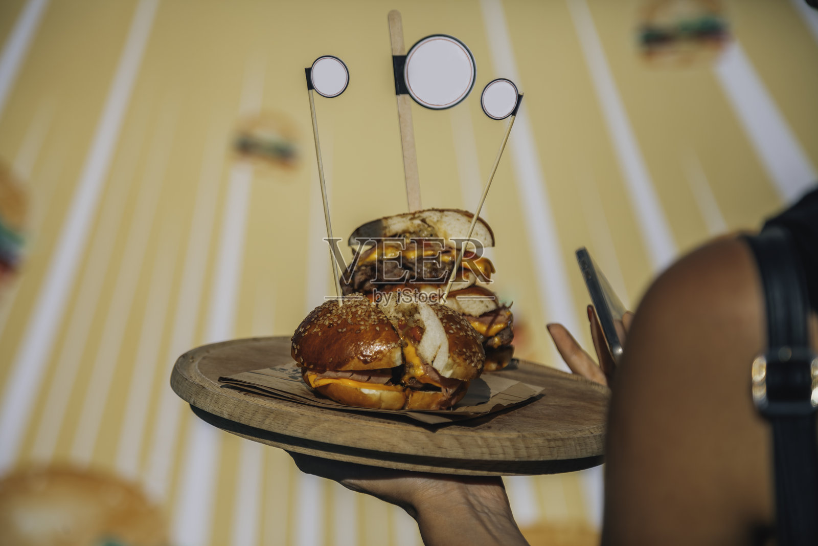 户外美食活动中的层叠美味汉堡照片摄影图片