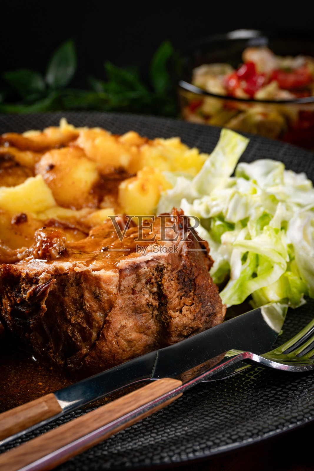 红烧猪颈肉。照片摄影图片