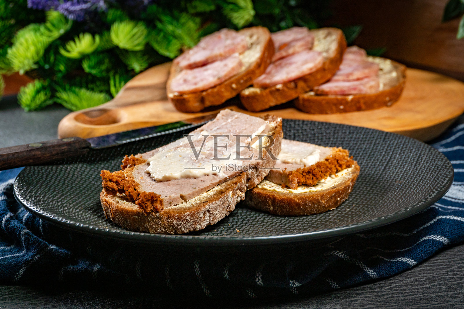 夹有冷切肉的三明治。照片摄影图片