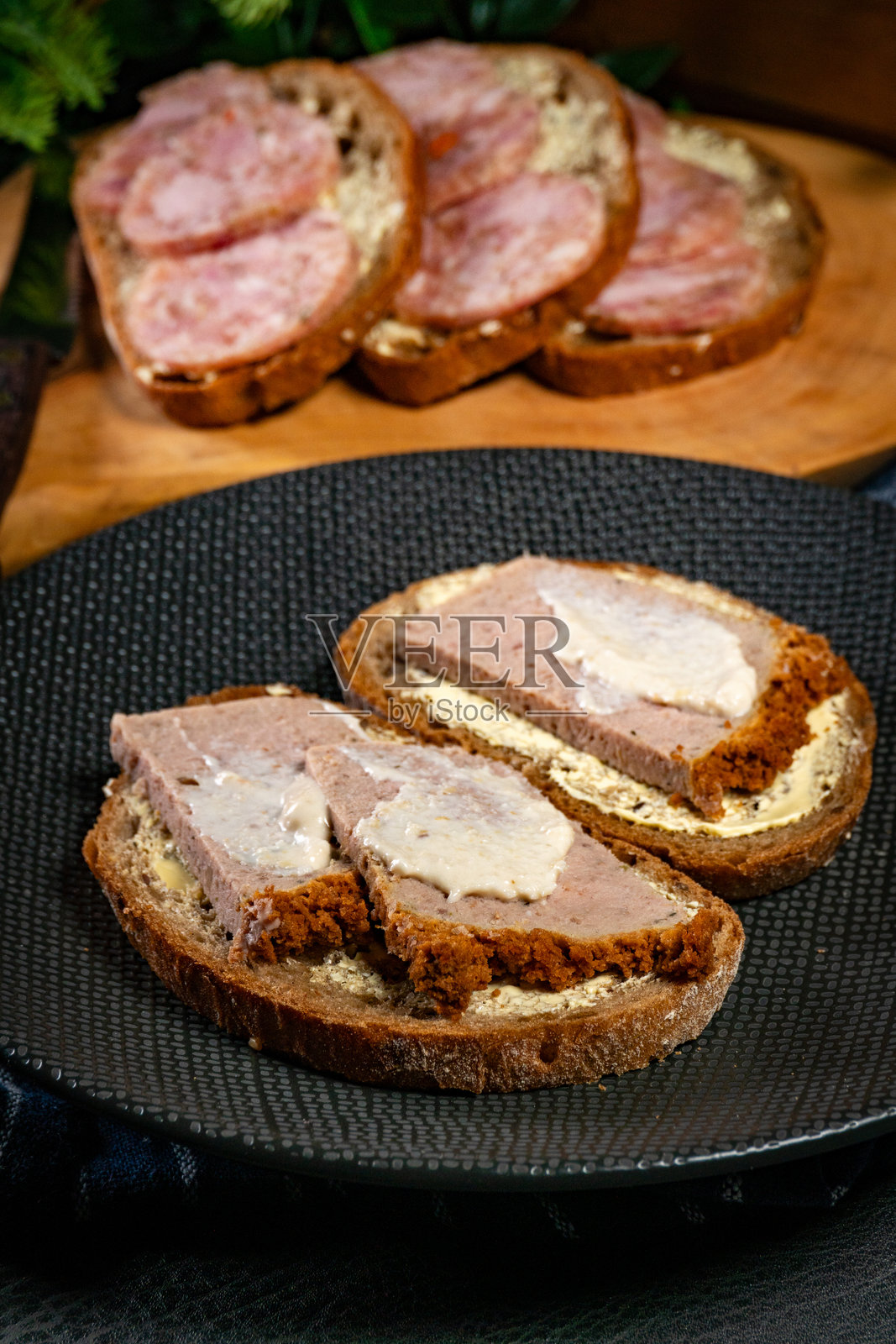 夹有冷切肉的三明治。照片摄影图片