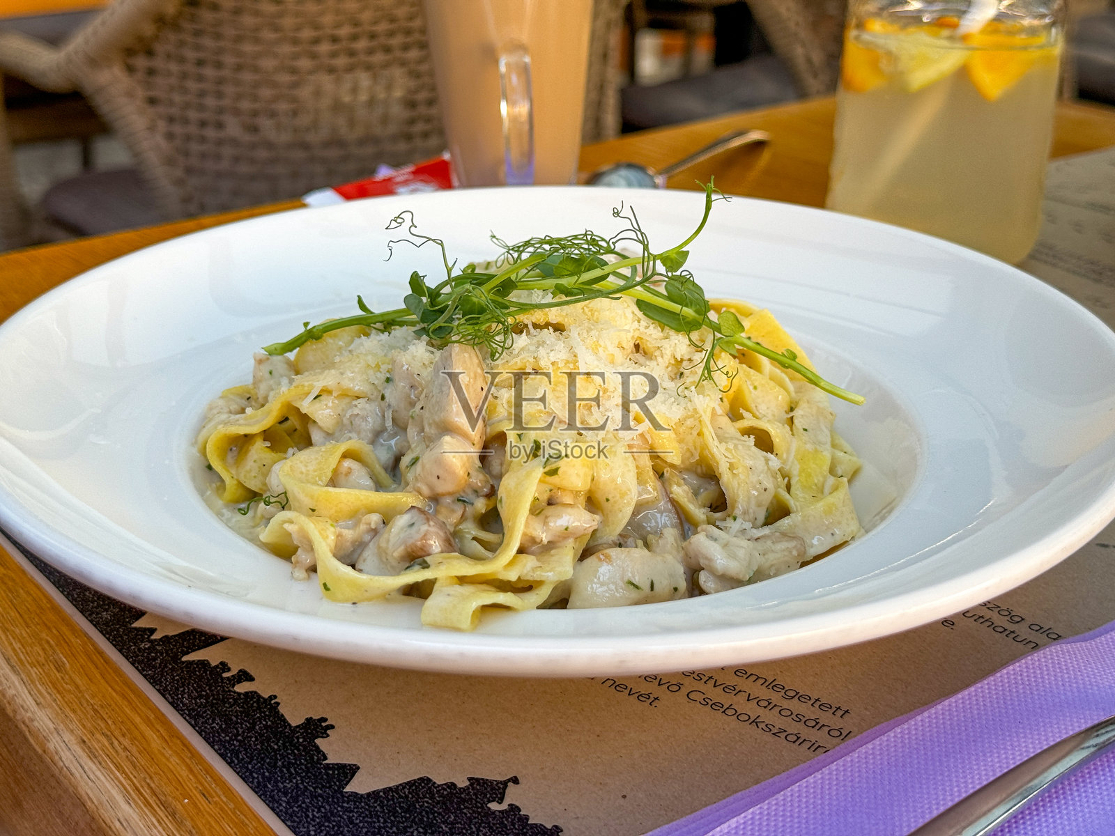 培根奶油酱意大利面。照片摄影图片