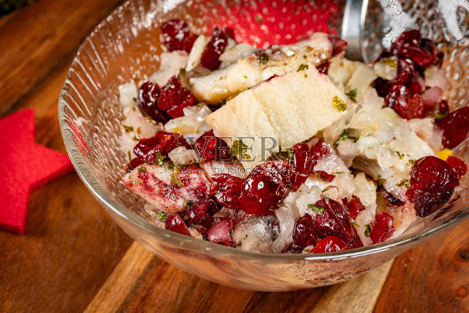 甜腌鲱鱼沙拉。照片摄影图片