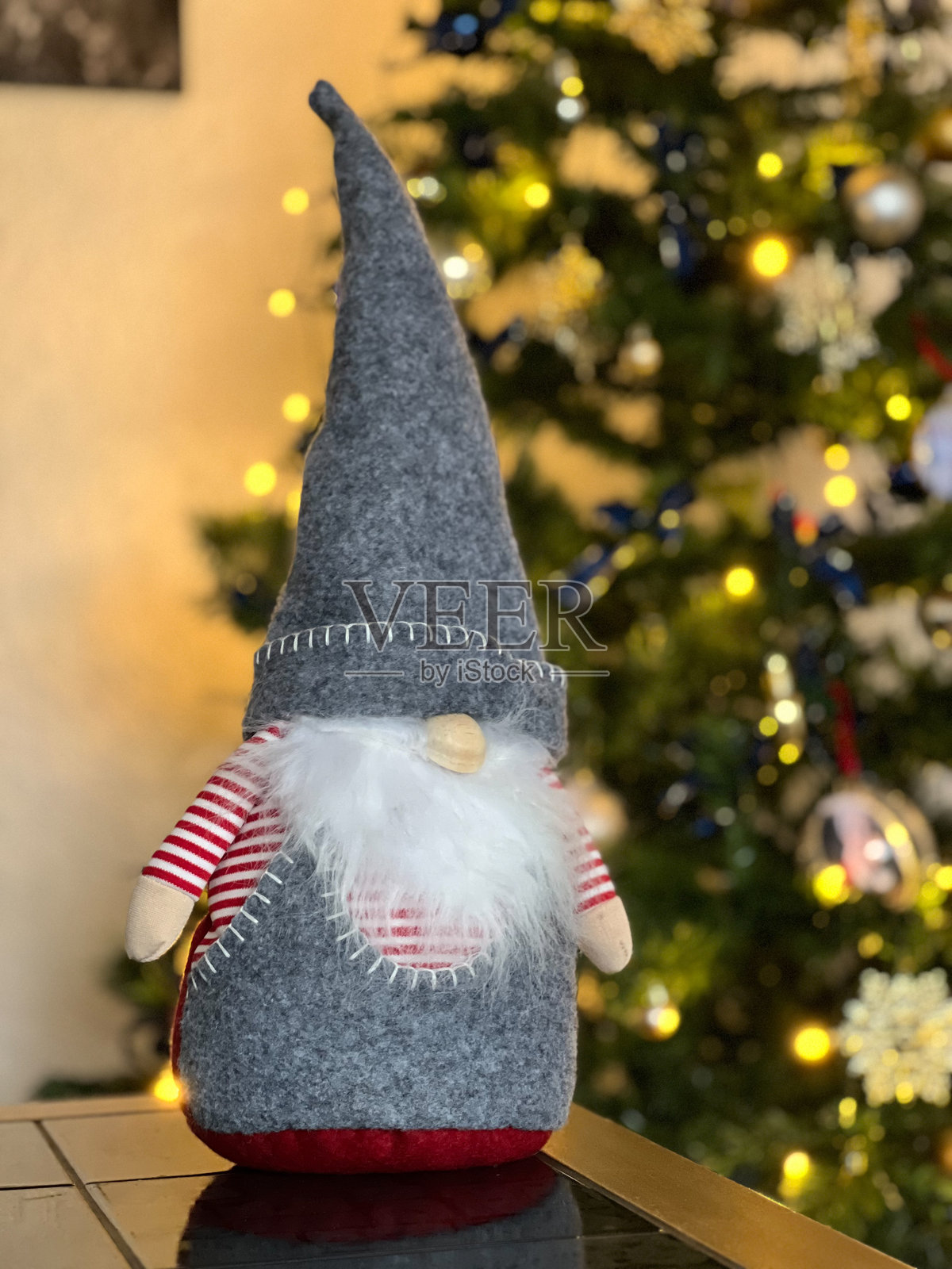 侏儒与发光的圣诞树照片摄影图片