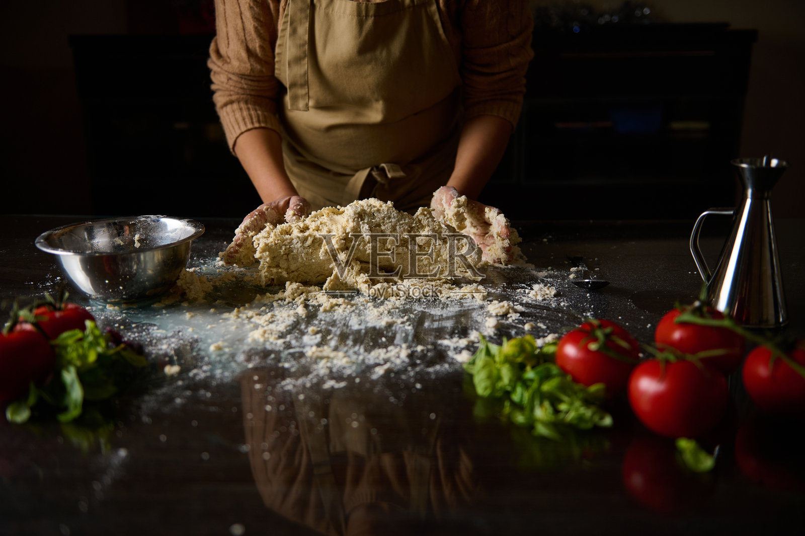 厨师在温暖的厨房环境中用新鲜食材准备面团照片摄影图片