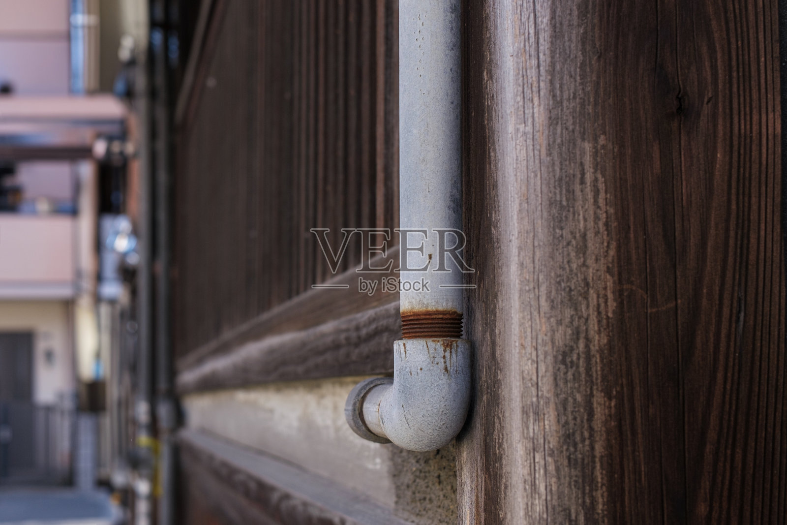 墙上的旧灰色金属水管照片摄影图片