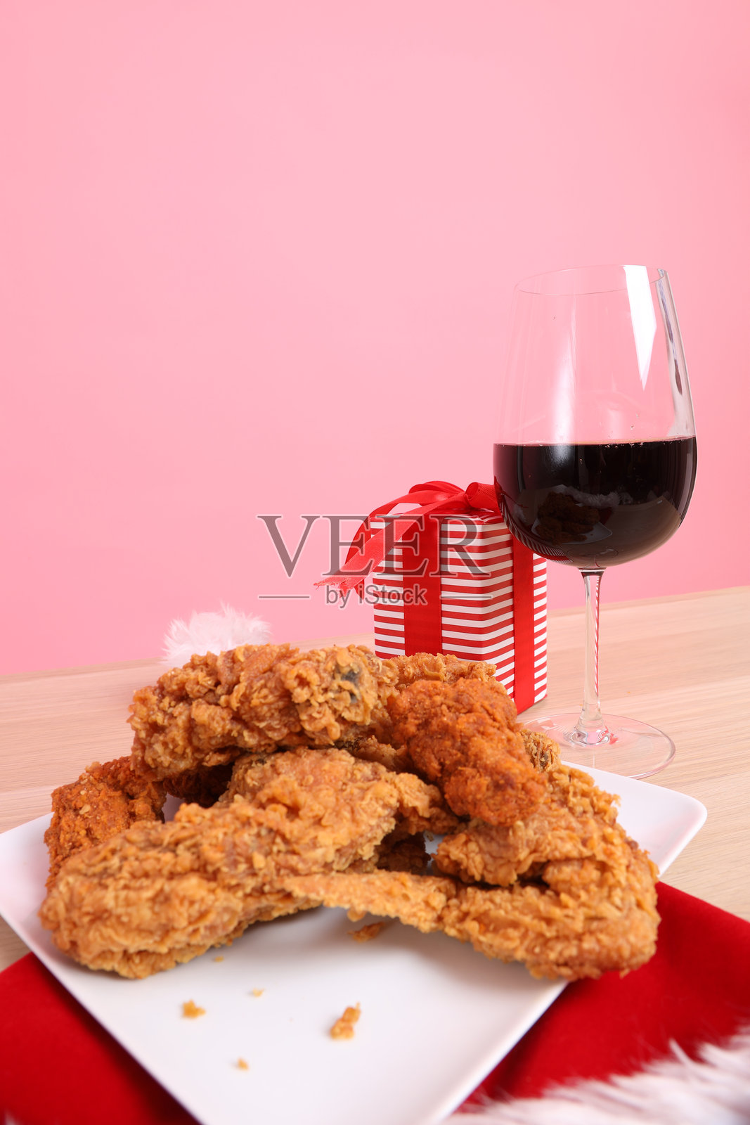 日本圣诞晚餐，炸鸡和葡萄酒照片摄影图片