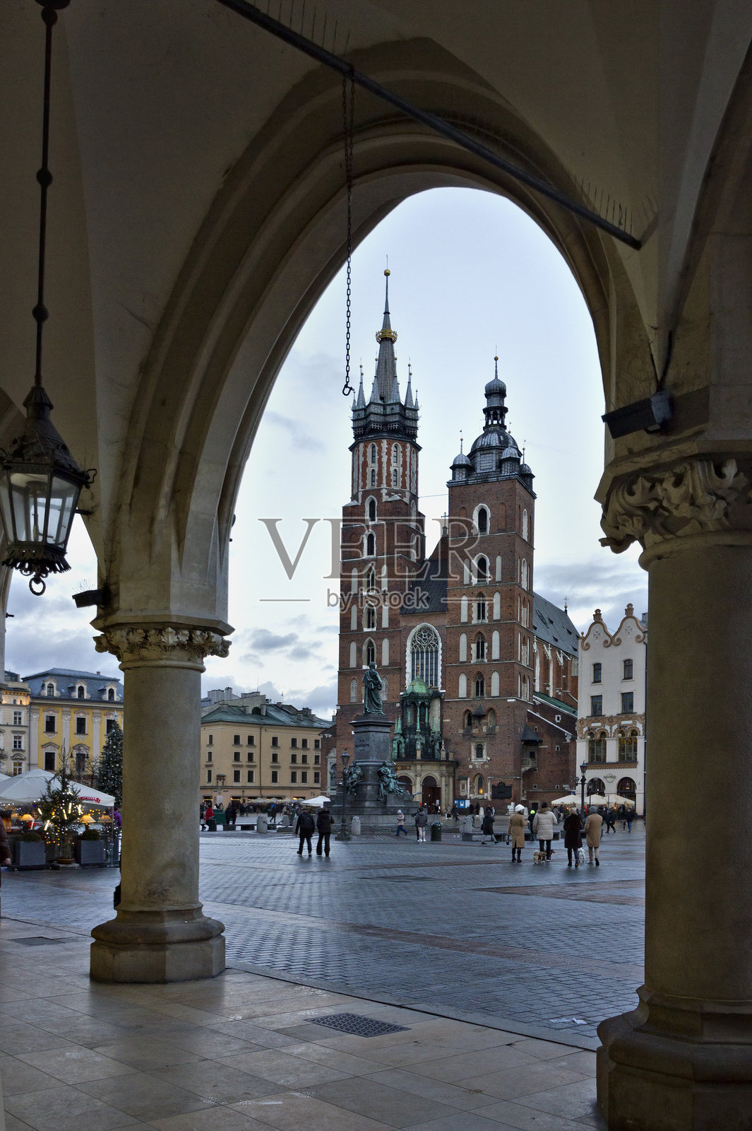 克拉科夫市中心的圣玛丽教堂。照片摄影图片