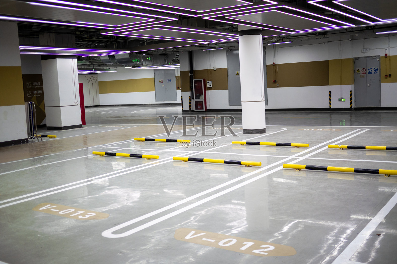 公寓楼的地下停车场空置。照片摄影图片